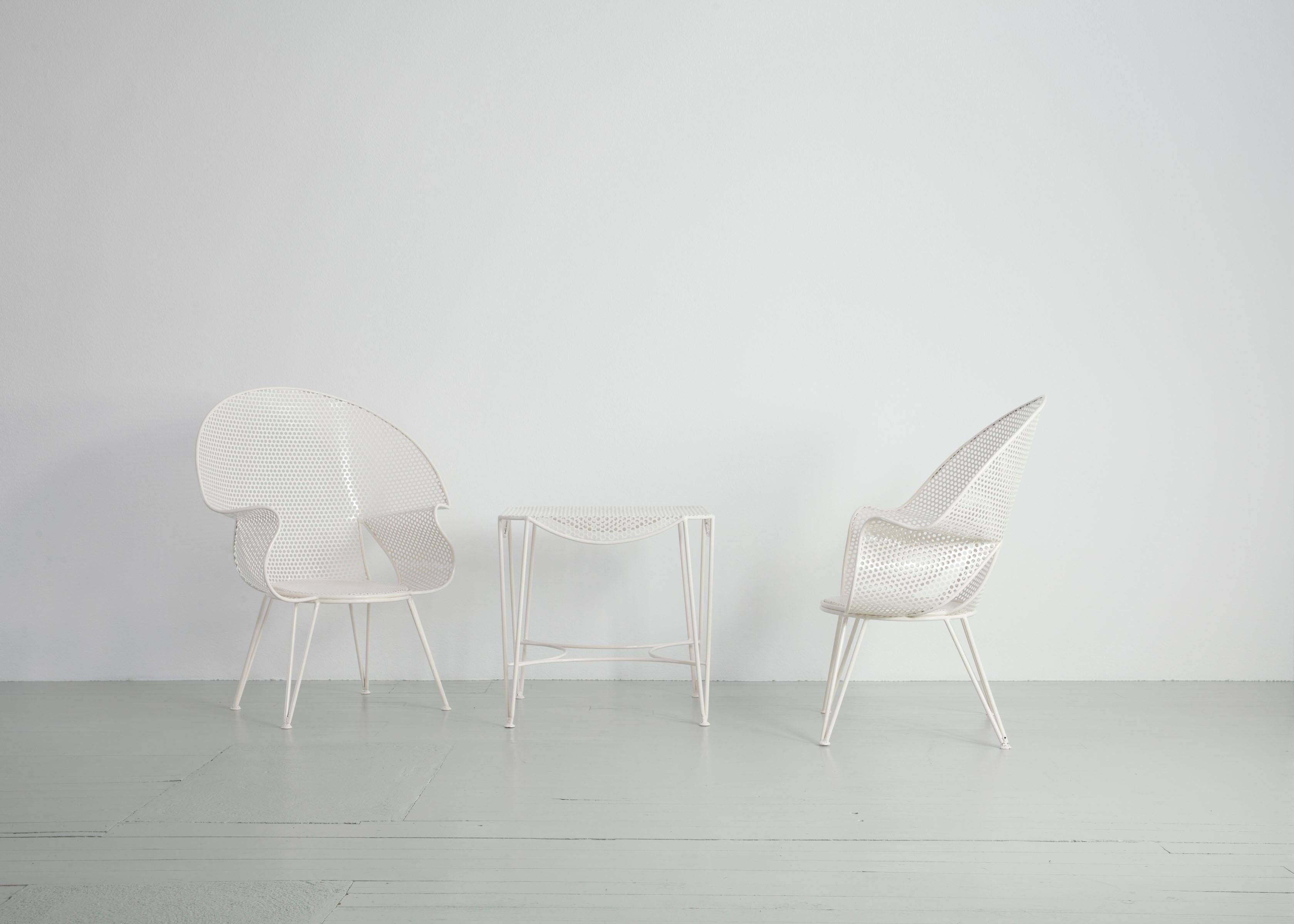 Dieses Set aus drei Gartensesseln und einem Beistelltisch wurde von Giuseppe de Vivo entworfen und in den 1950er Jahren in Italien hergestellt. Abgerundete Formen bilden die Sitze, die auf geraden Beinen ruhen. Auch die Tabelle entspricht diesem