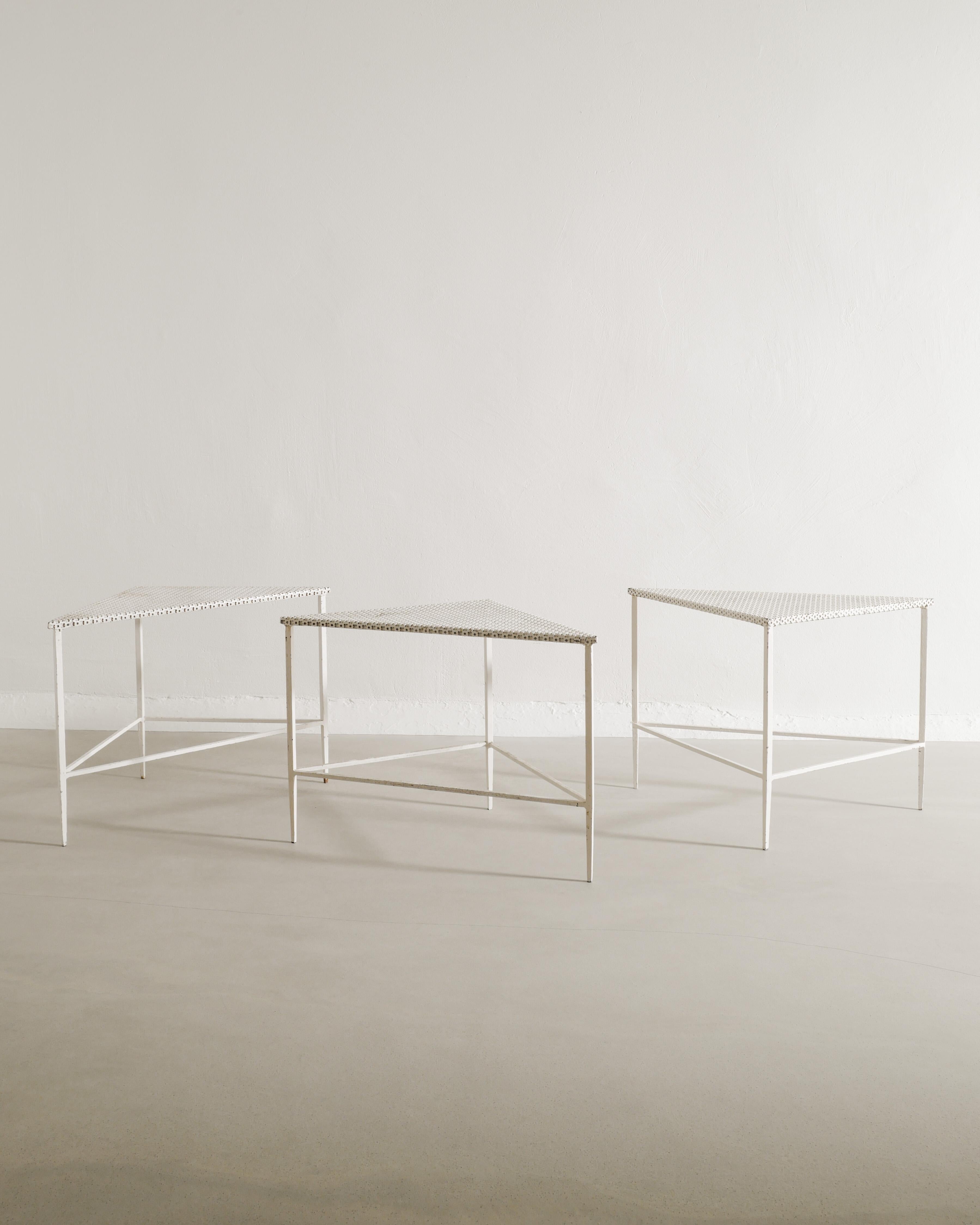Rare ensemble de trois tables d'appoint françaises du milieu du siècle en métal blanc par Mathieu Matégot produites par son atelier en France, années 1950. 
En bon état vintage et assorti. 

Dimensions : H : 42 cm / 16.50
