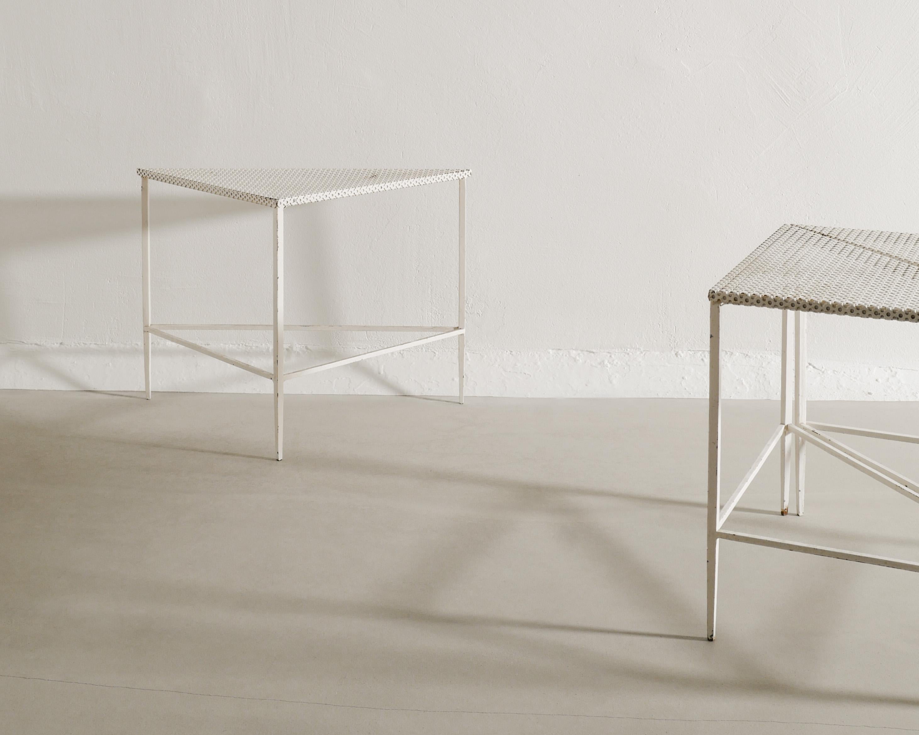 Ensemble de trois tables d'appoint en métal blanc du milieu du siècle par Mathieu Matégot, années 1950 Bon état - En vente à Stockholm, SE
