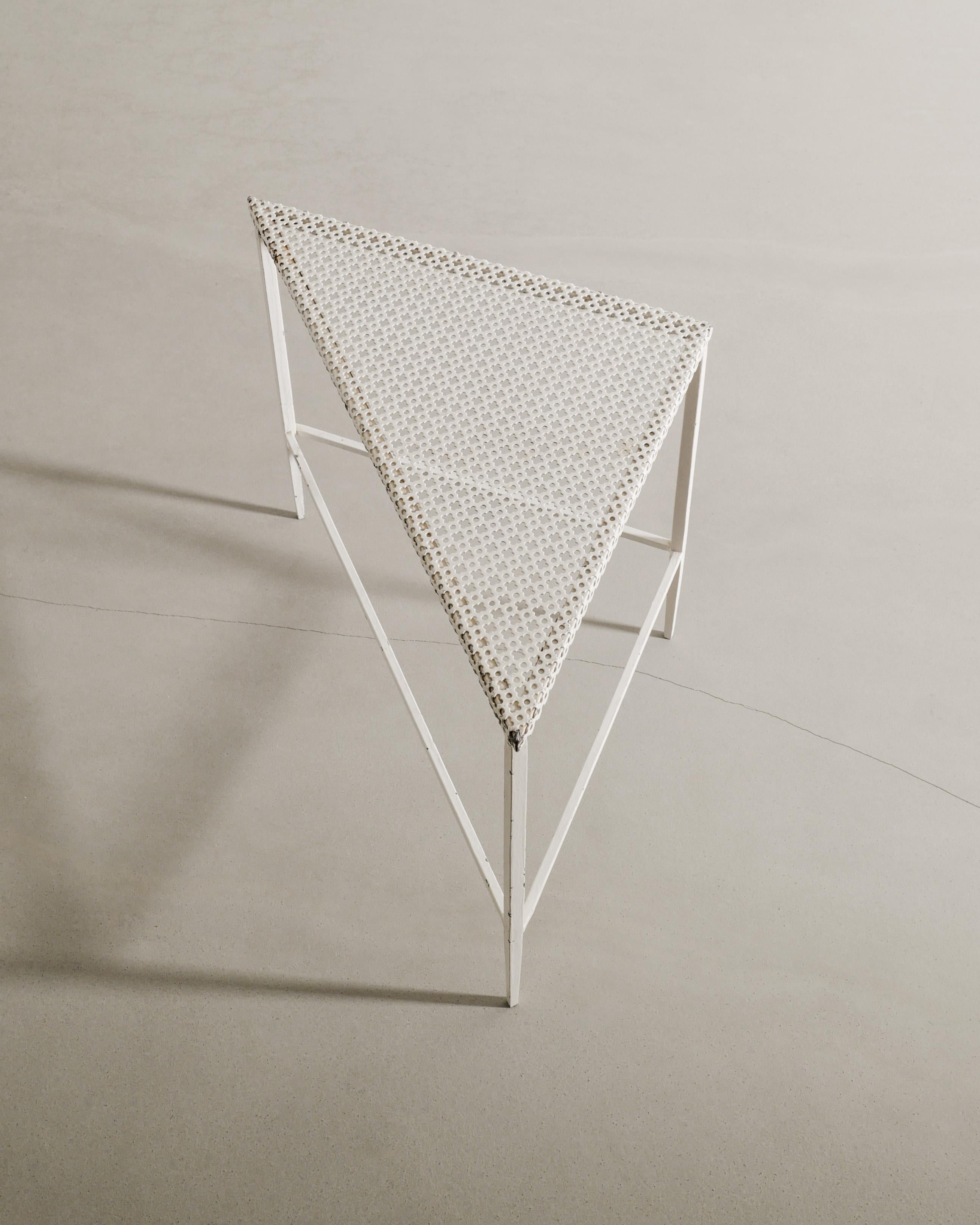 Milieu du XXe siècle Ensemble de trois tables d'appoint en métal blanc du milieu du siècle par Mathieu Matégot, années 1950 en vente