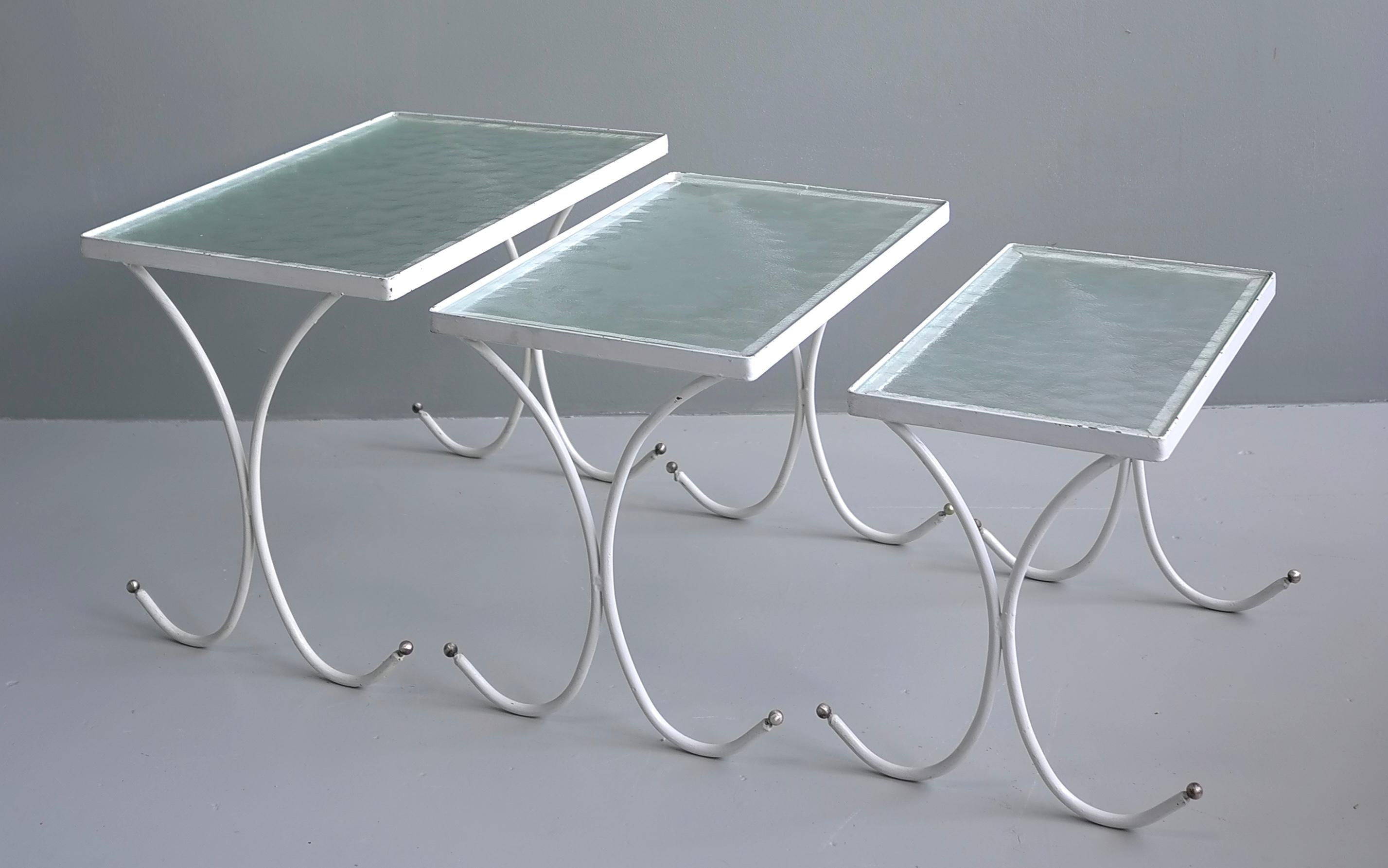 Satz von drei weißen Metall-Nesttischen, Frankreich 1950er Jahre

Die Tische haben Metallgestelle mit Messingkugeln und Glasplatten.