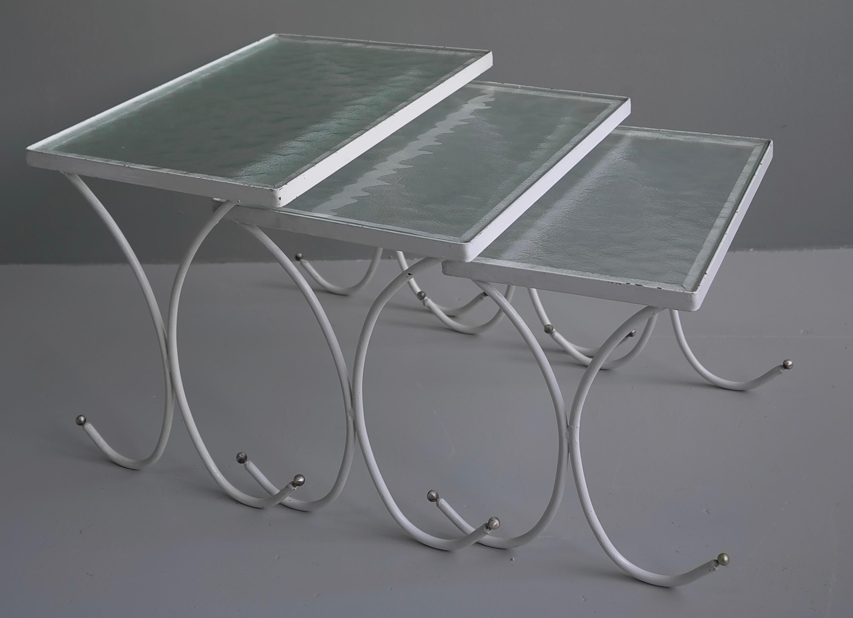 Mid-Century Modern Ensemble de trois tables gigognes en métal blanc, France, années 1950 en vente