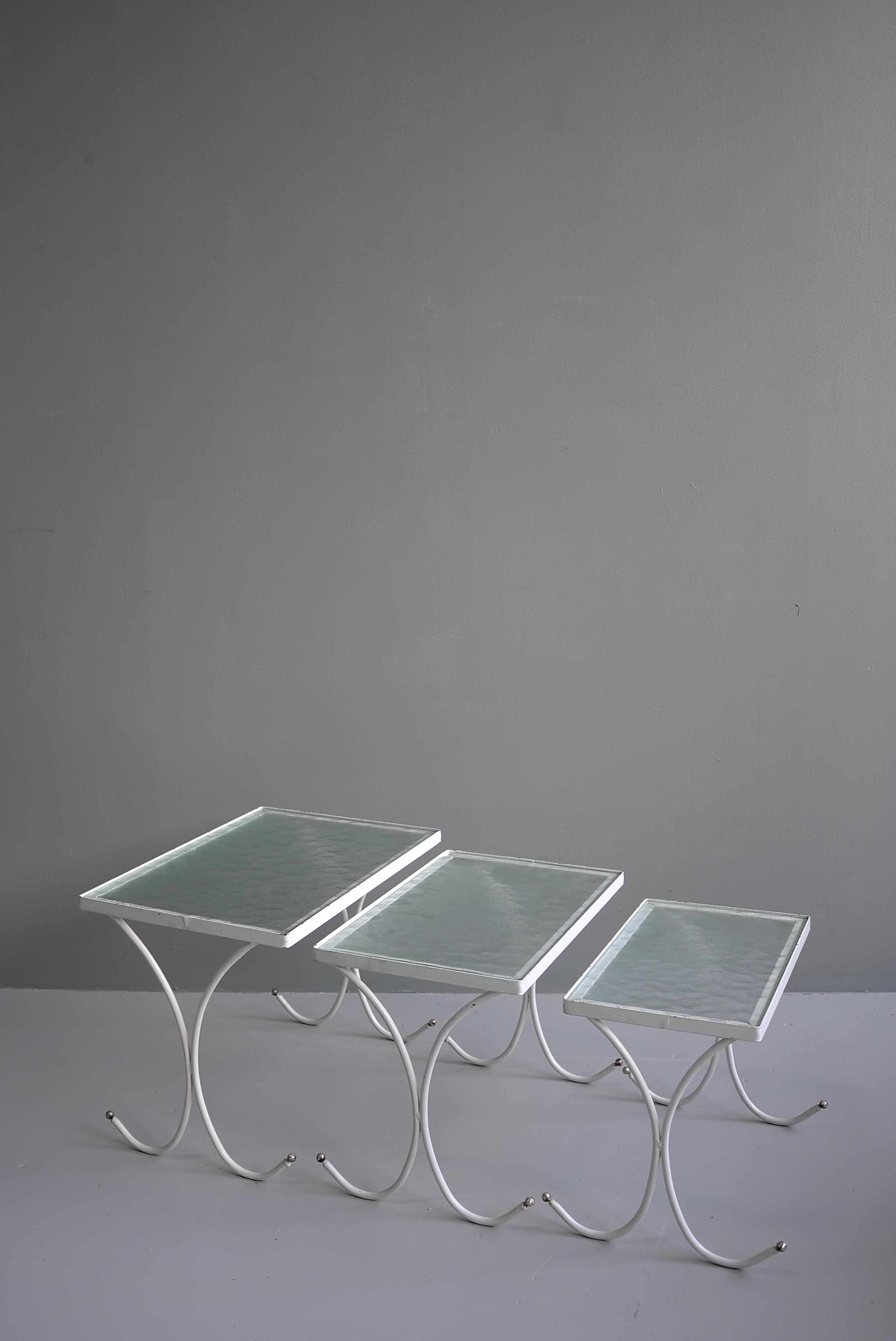 Set aus drei weißen Metall-Nesting-Tischen, Frankreich 1950er Jahre (Französisch) im Angebot