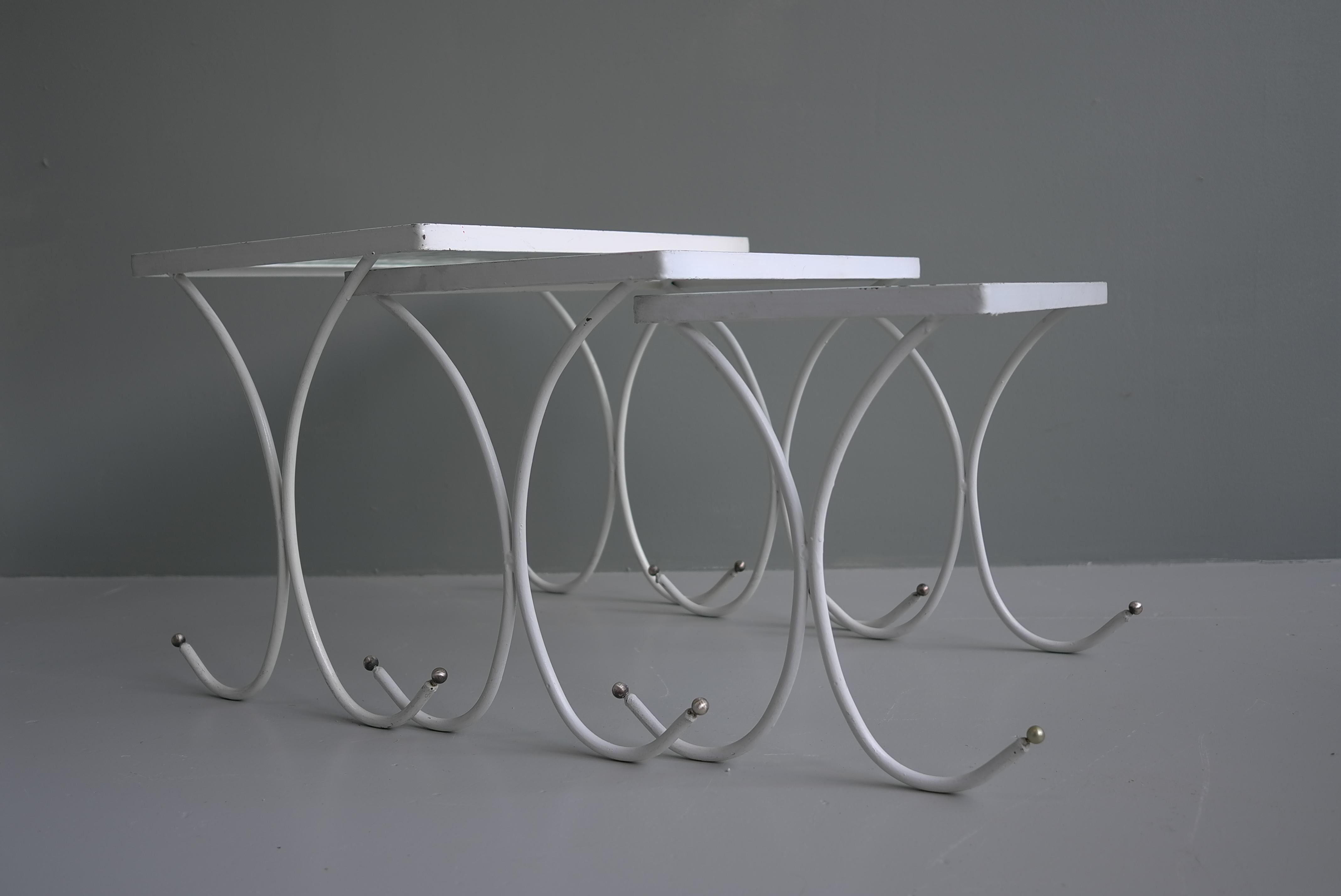 Ensemble de trois tables gigognes en métal blanc, France, années 1950 Bon état - En vente à Den Haag, NL