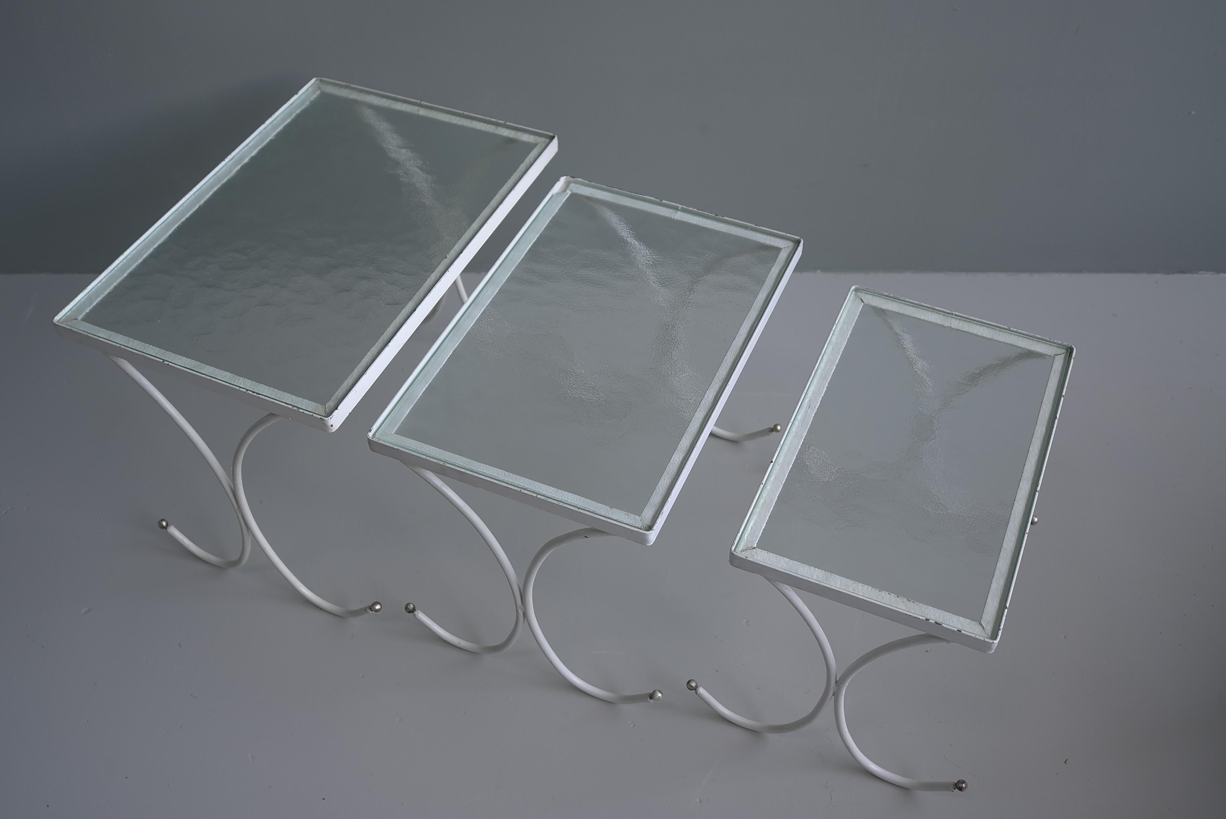Milieu du XXe siècle Ensemble de trois tables gigognes en métal blanc, France, années 1950 en vente