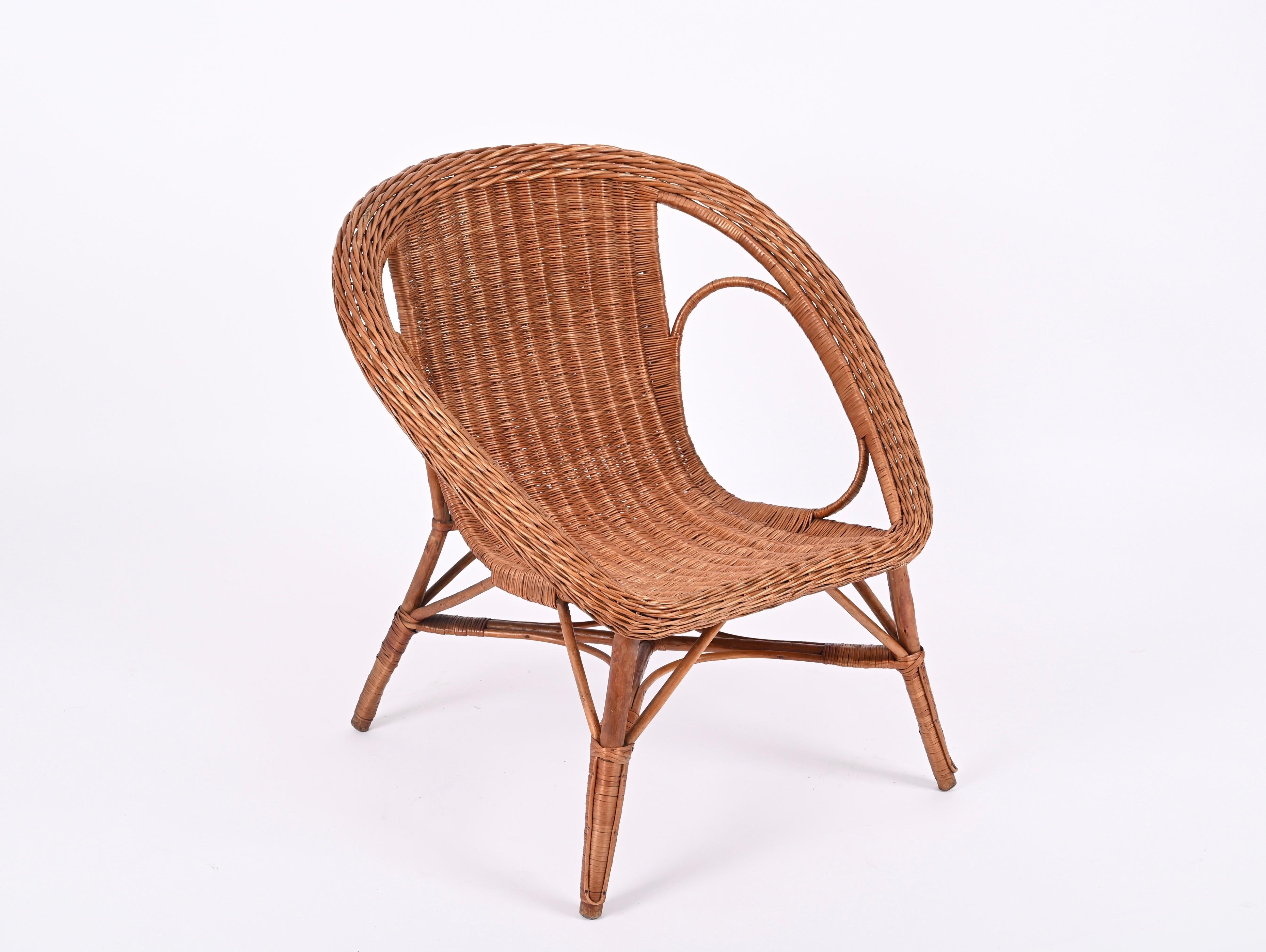 Set of Three Wicker and Wood Armchairs and Table, Italy 1960s For Sale 4