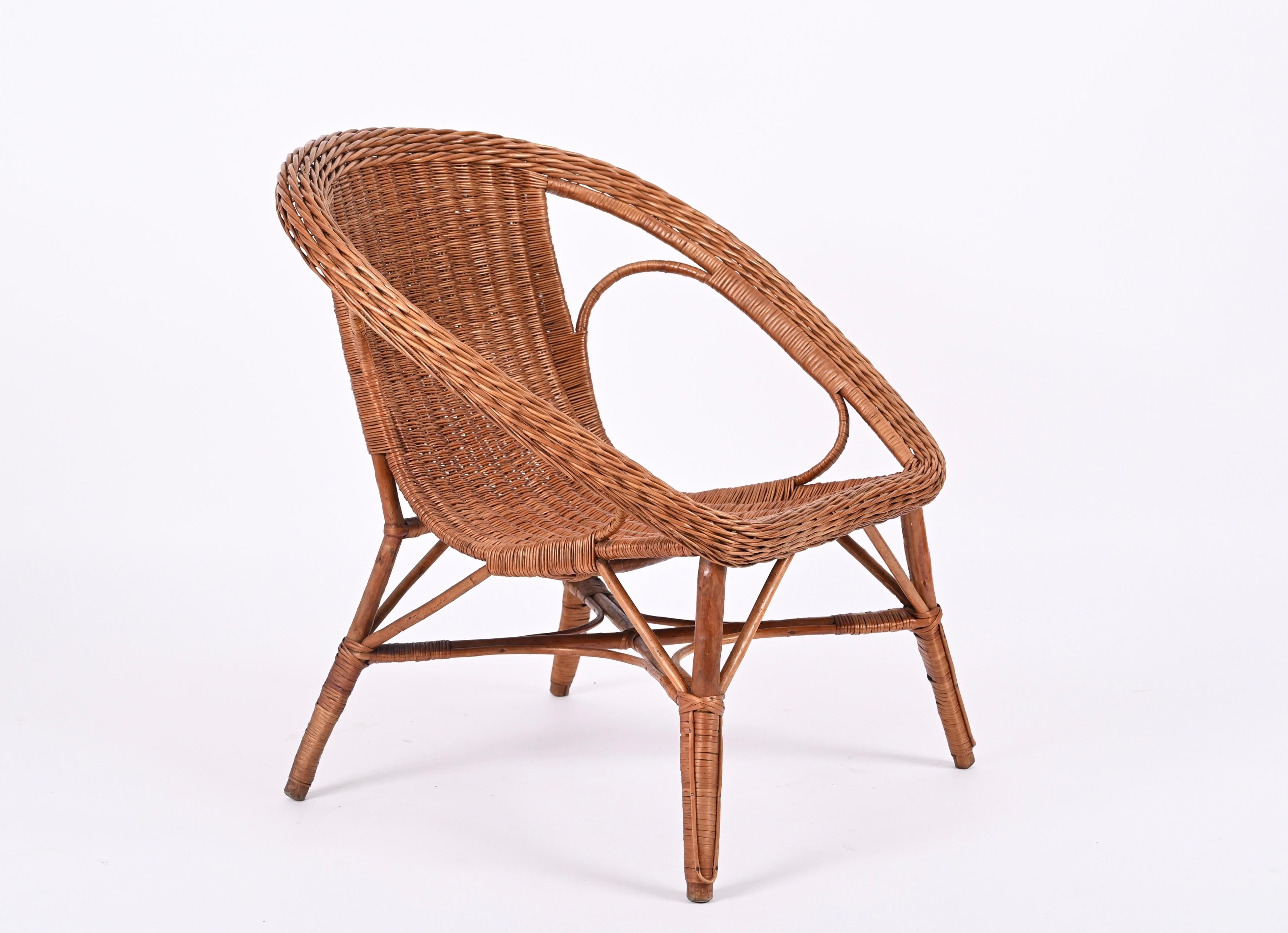 Set of Three Wicker and Wood Armchairs and Table, Italy 1960s For Sale 5