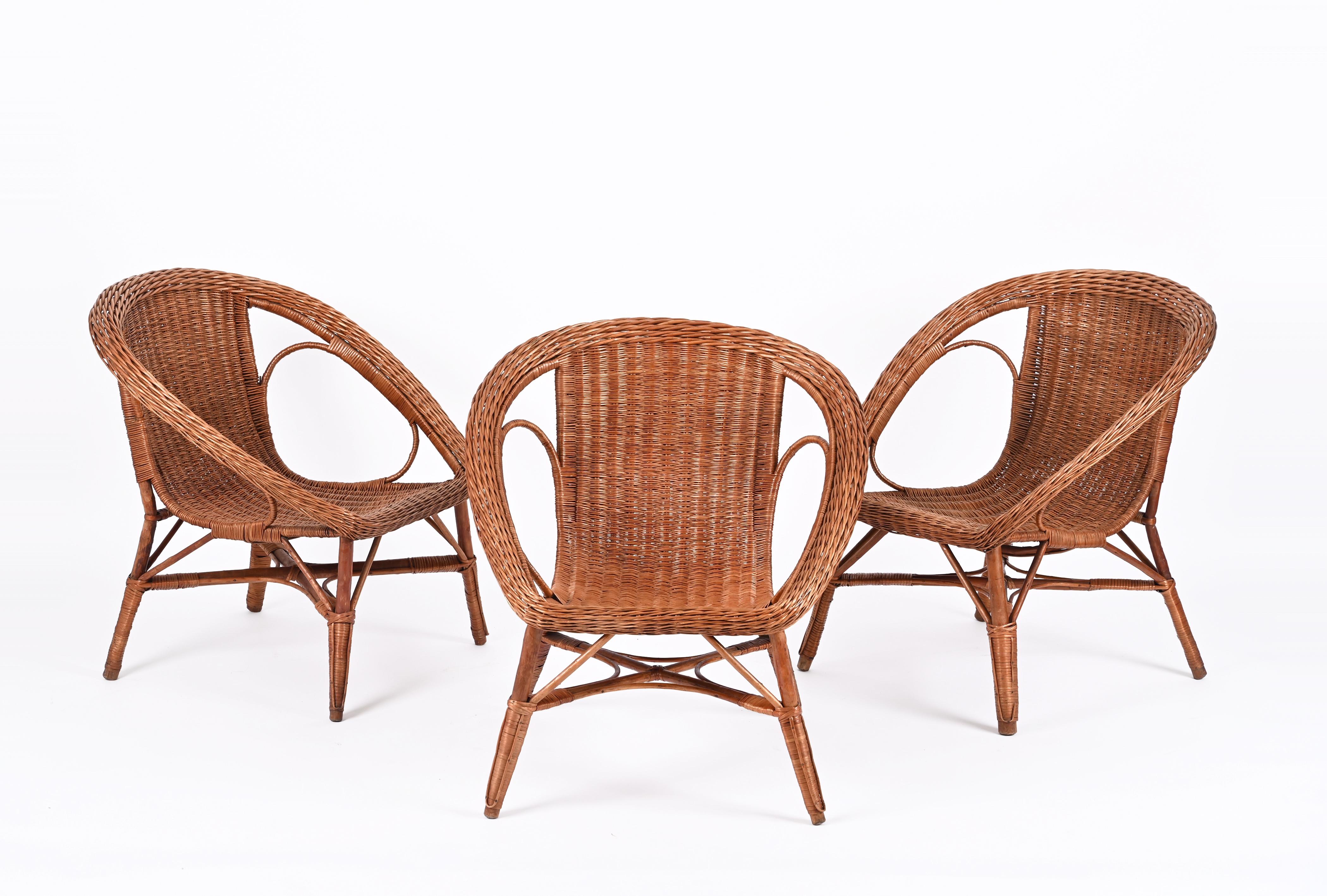 Mid-Century Modern Set of Three Wicker and Wood Armchairs and Table, Italy 1960s For Sale