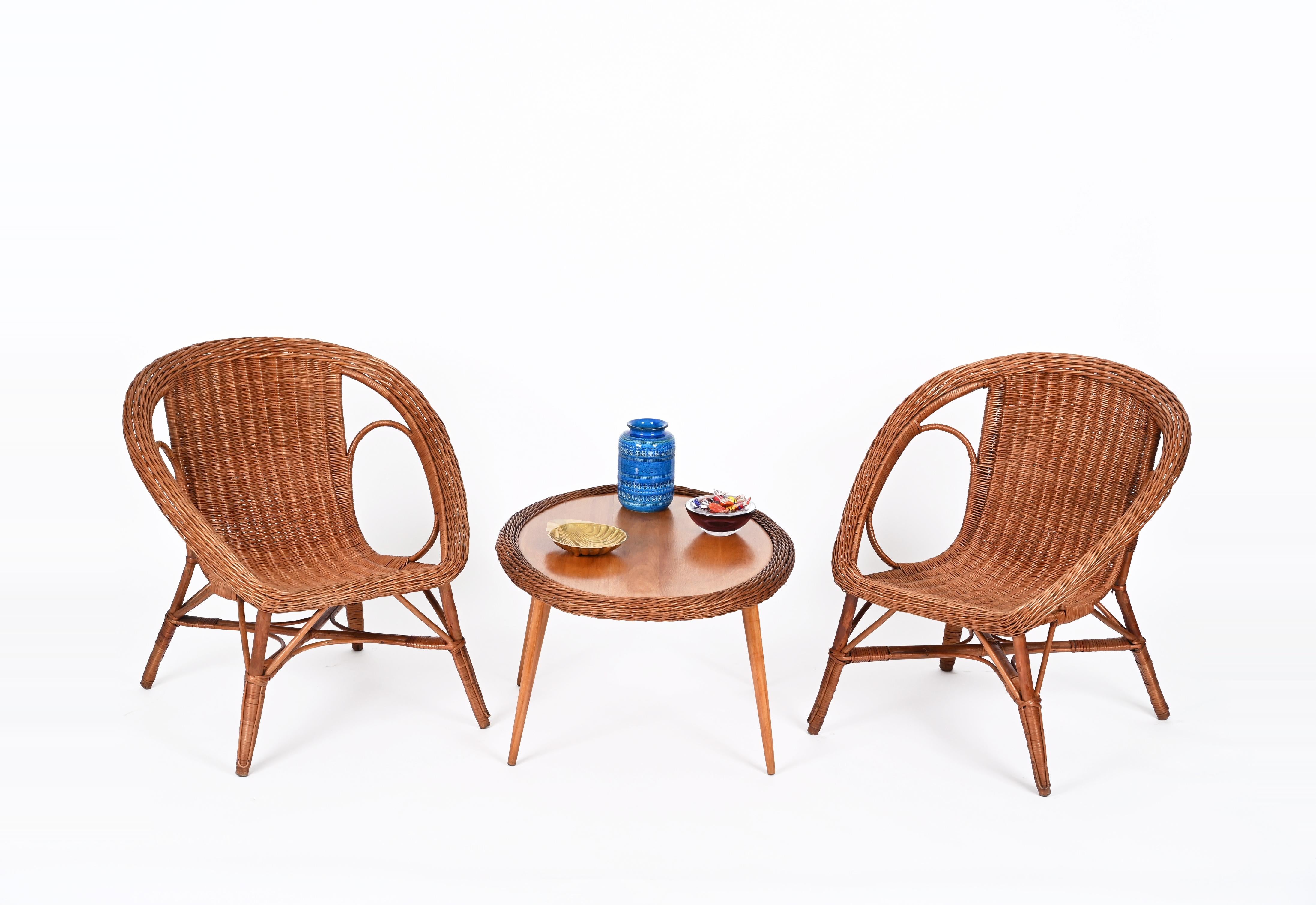20th Century Set of Three Wicker and Wood Armchairs and Table, Italy 1960s For Sale