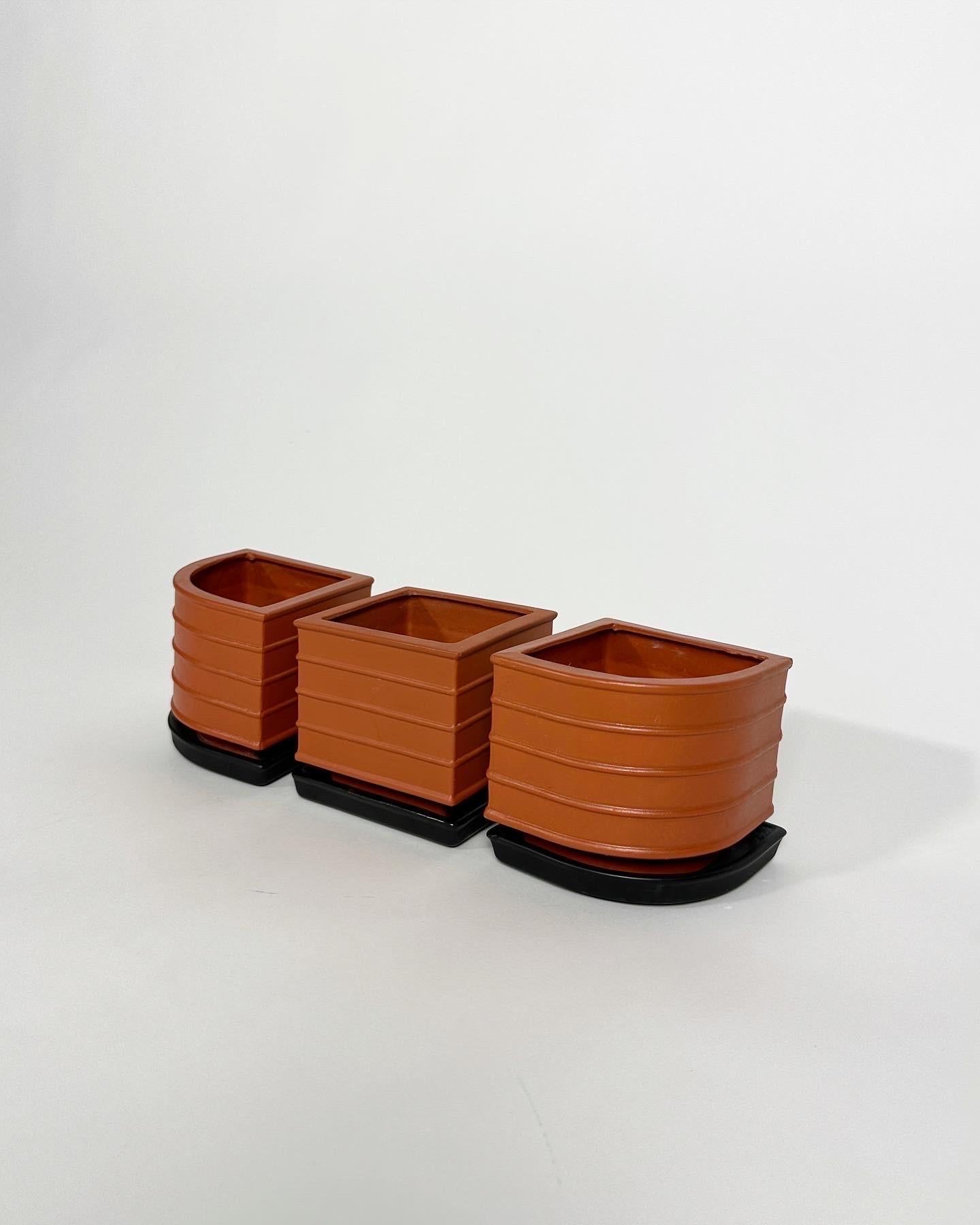 Set of three Wilhelm Kåge terracotta planters for Gustavsberg in Sweden, circa 1940s. 

Very good condition, they have been cleaned, no cracks or damages. 

Width: 10 cm x 10 cm
Height: 10 cm
