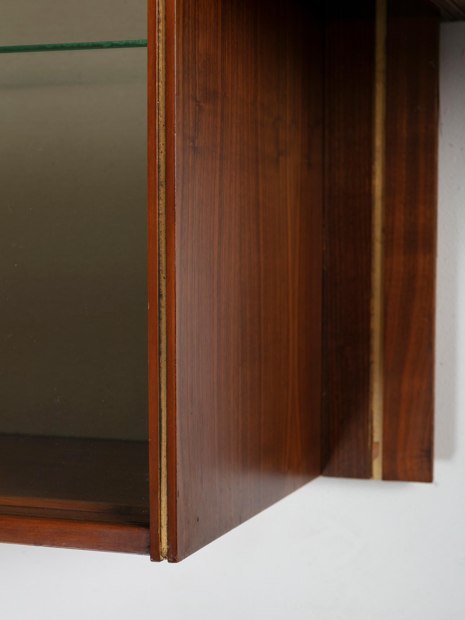 Ensemble de trois vitrines murales en bois, portes en verre coulissante, Carlo Scarpa, Italie, années 1960 État moyen à Milan, IT