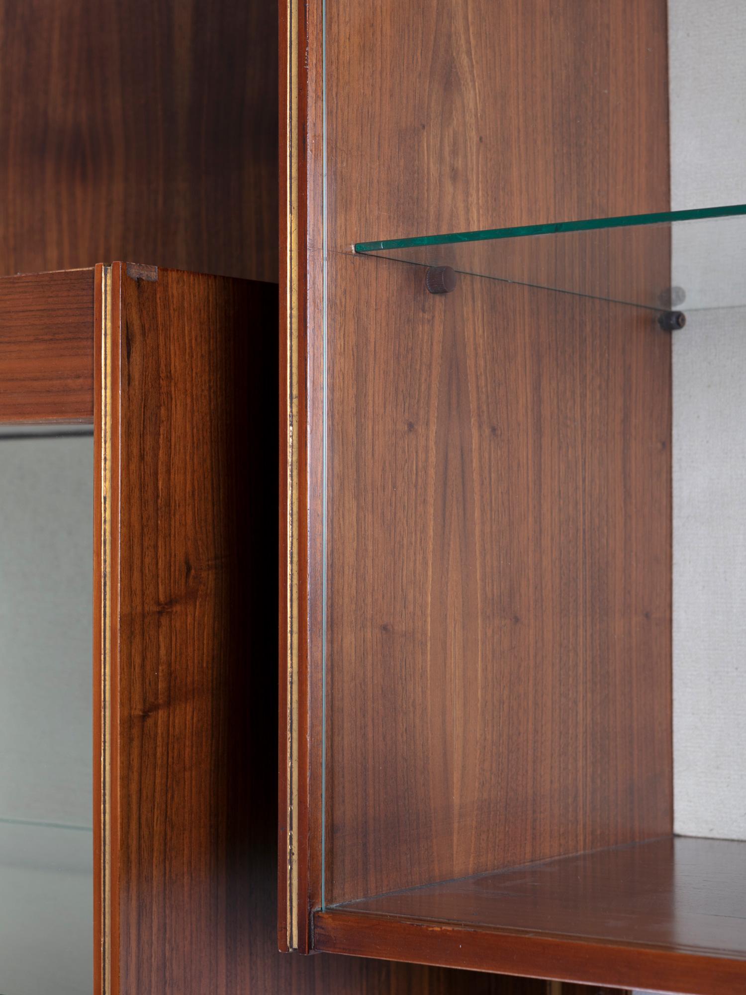 Milieu du XXe siècle Ensemble de trois vitrines murales en bois, portes en verre coulissante, Carlo Scarpa, Italie, années 1960