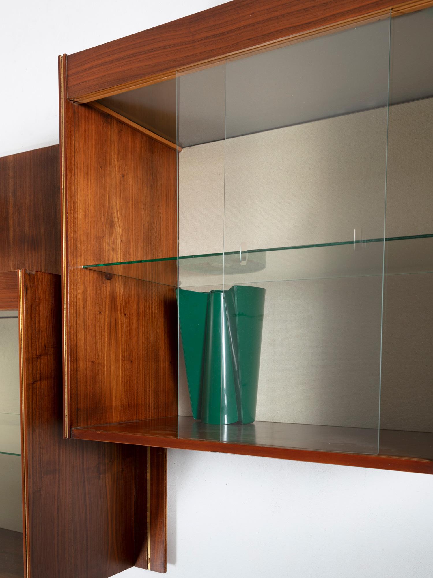 Ensemble de trois vitrines murales en bois, portes en verre coulissante, Carlo Scarpa, Italie, années 1960 1
