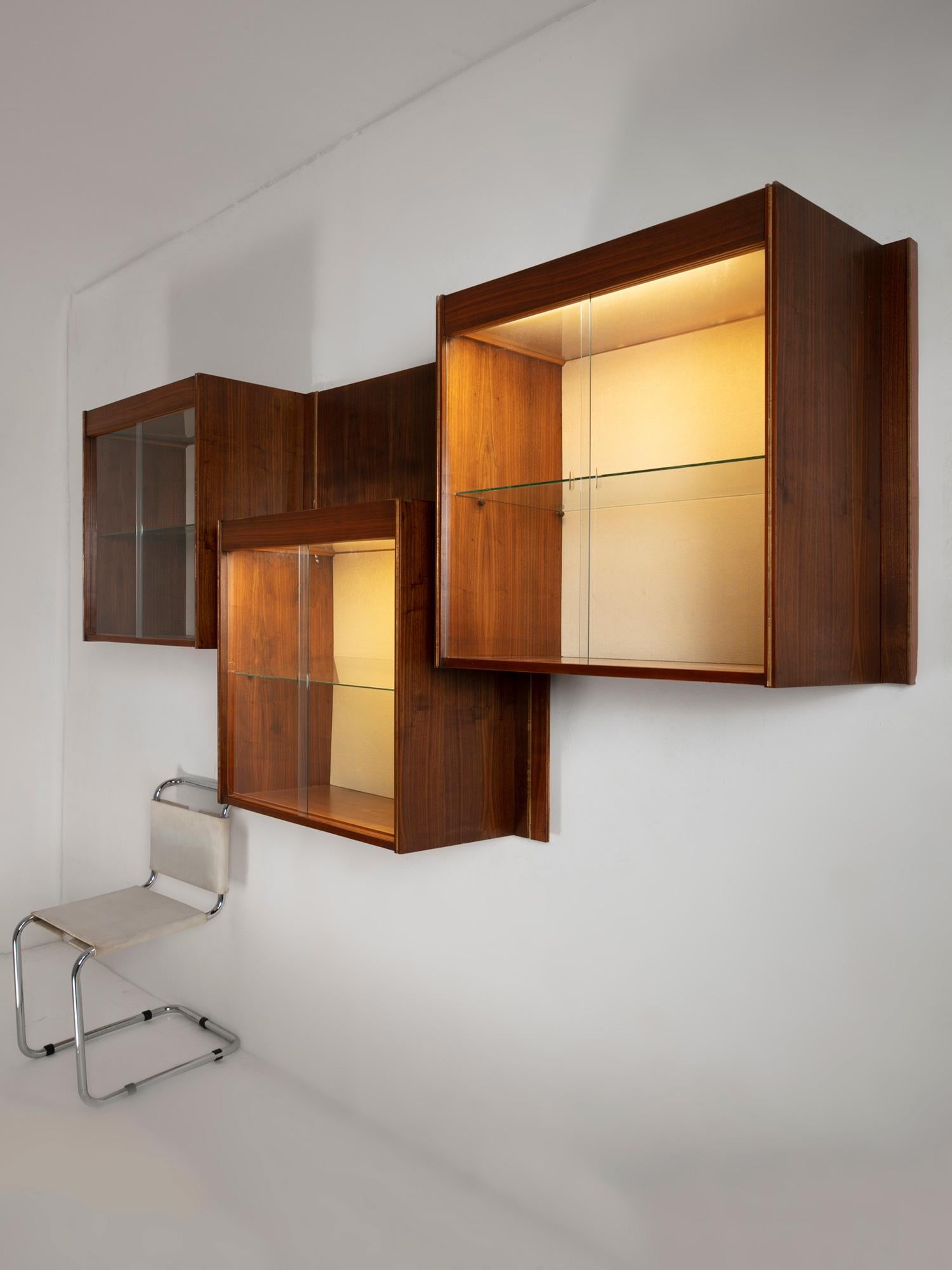 Ensemble de trois vitrines murales en bois, portes en verre coulissante, Carlo Scarpa, Italie, années 1960 2