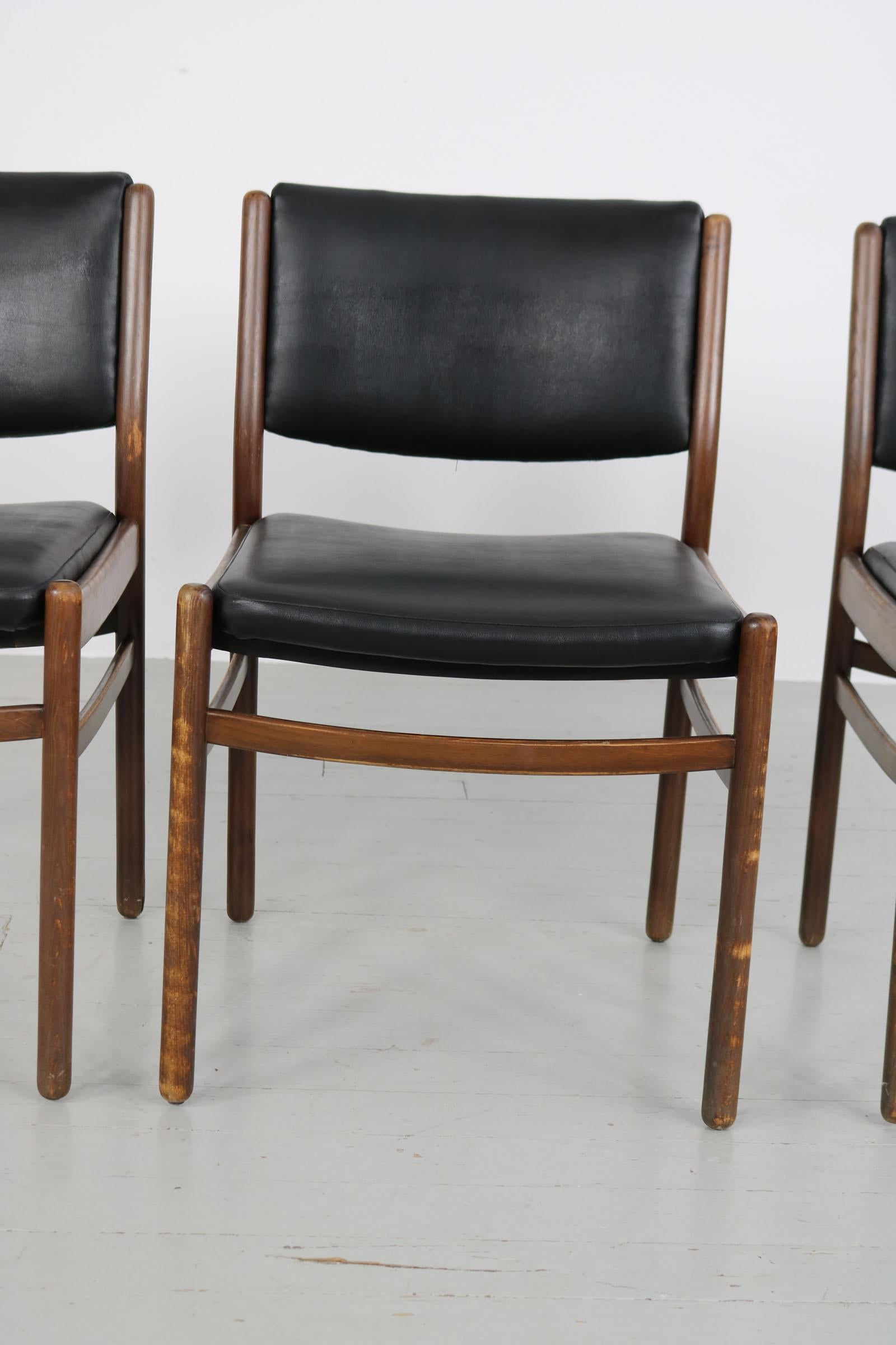 Set aus drei Holzstühlen mit schwarzer Lederpolsterung, Italien, 60er-Jahre im Angebot 3