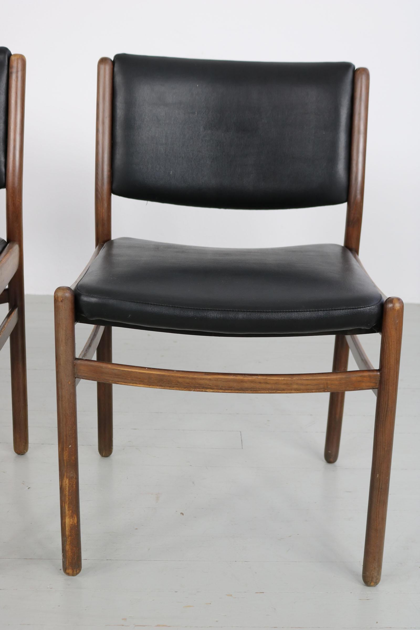 Set aus drei Holzstühlen mit schwarzer Lederpolsterung, Italien, 60er-Jahre im Angebot 4