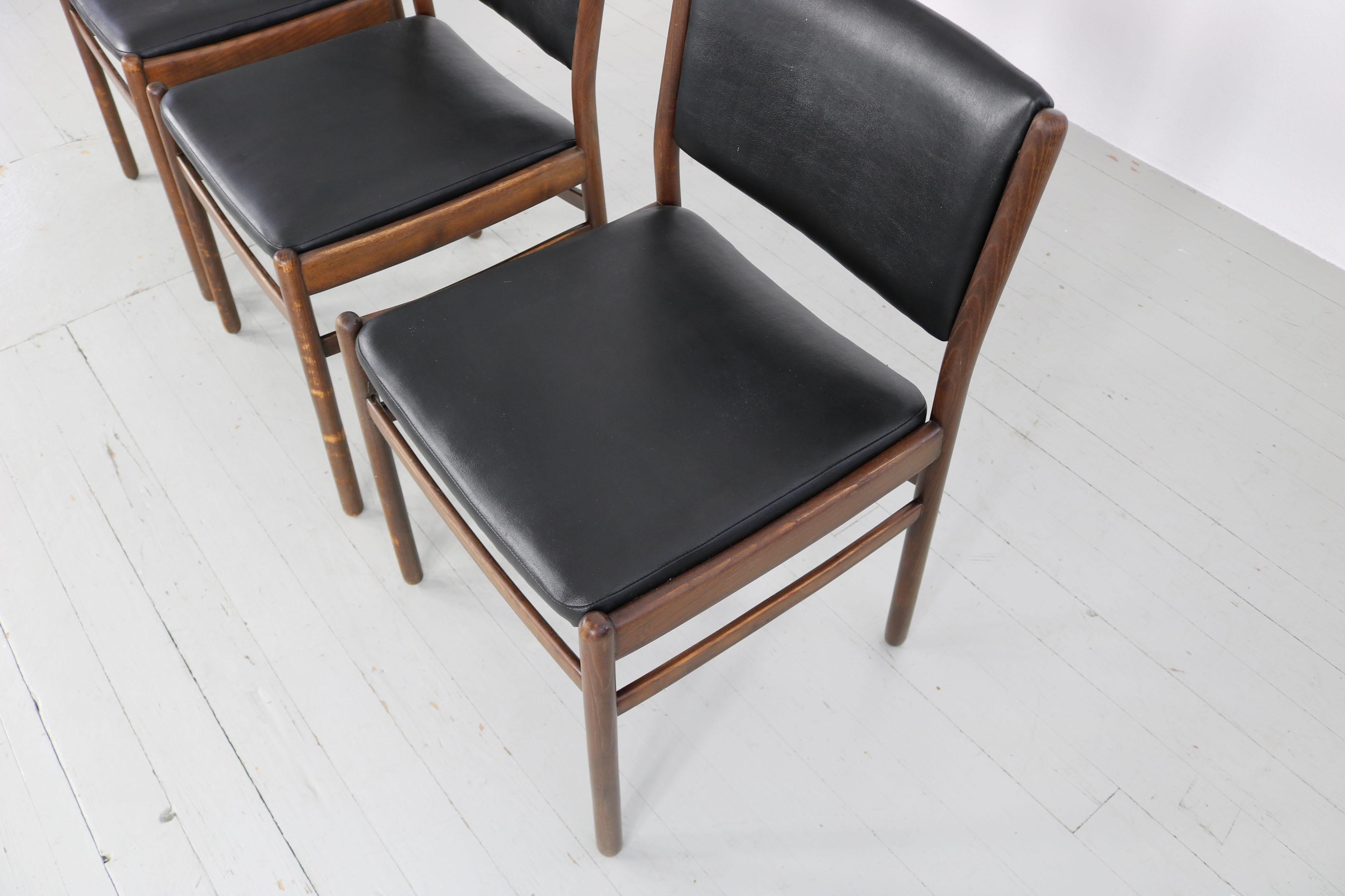 Set aus drei Holzstühlen mit schwarzer Lederpolsterung, Italien, 60er-Jahre im Angebot 5