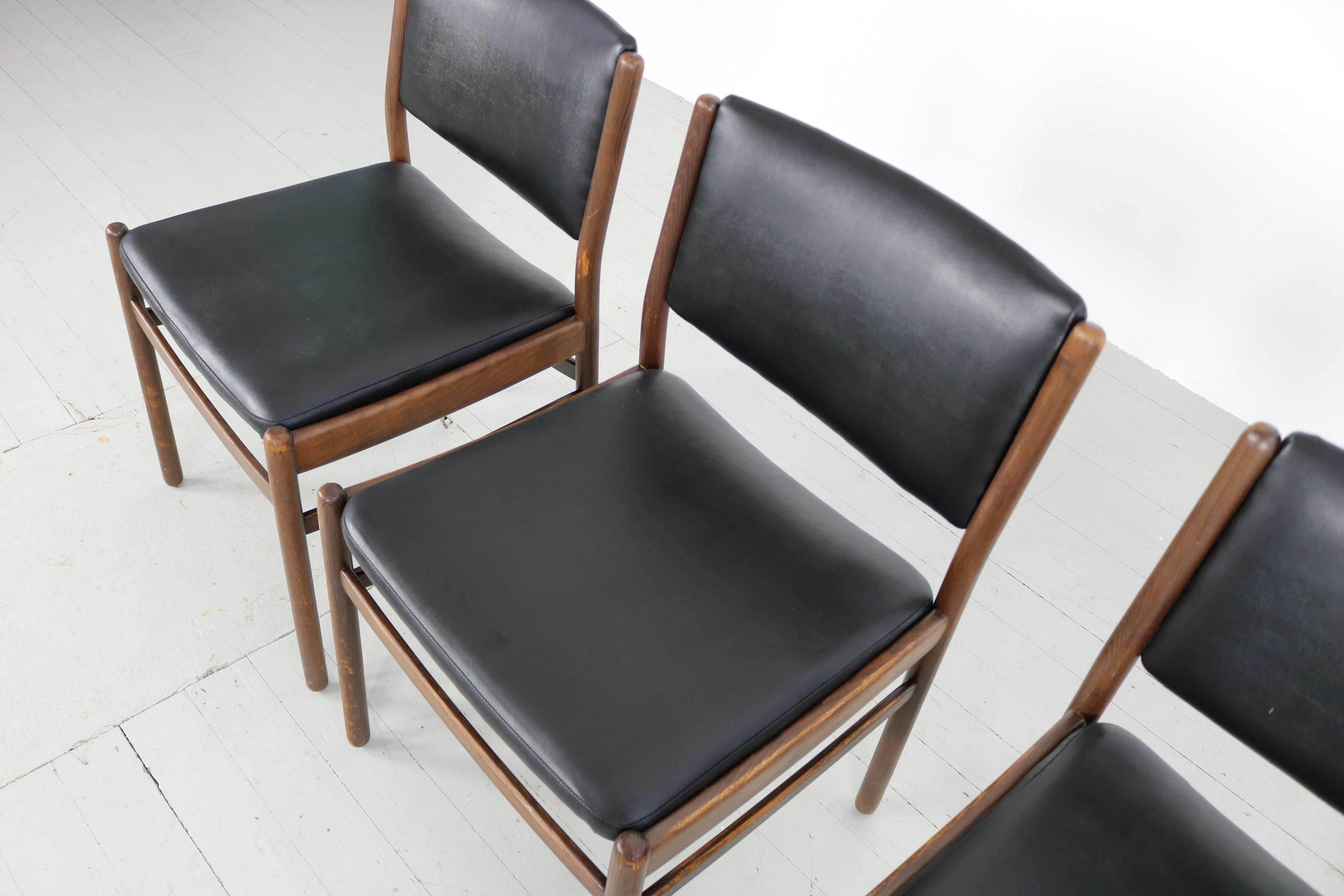 Set aus drei Holzstühlen mit schwarzer Lederpolsterung, Italien, 60er-Jahre im Angebot 6