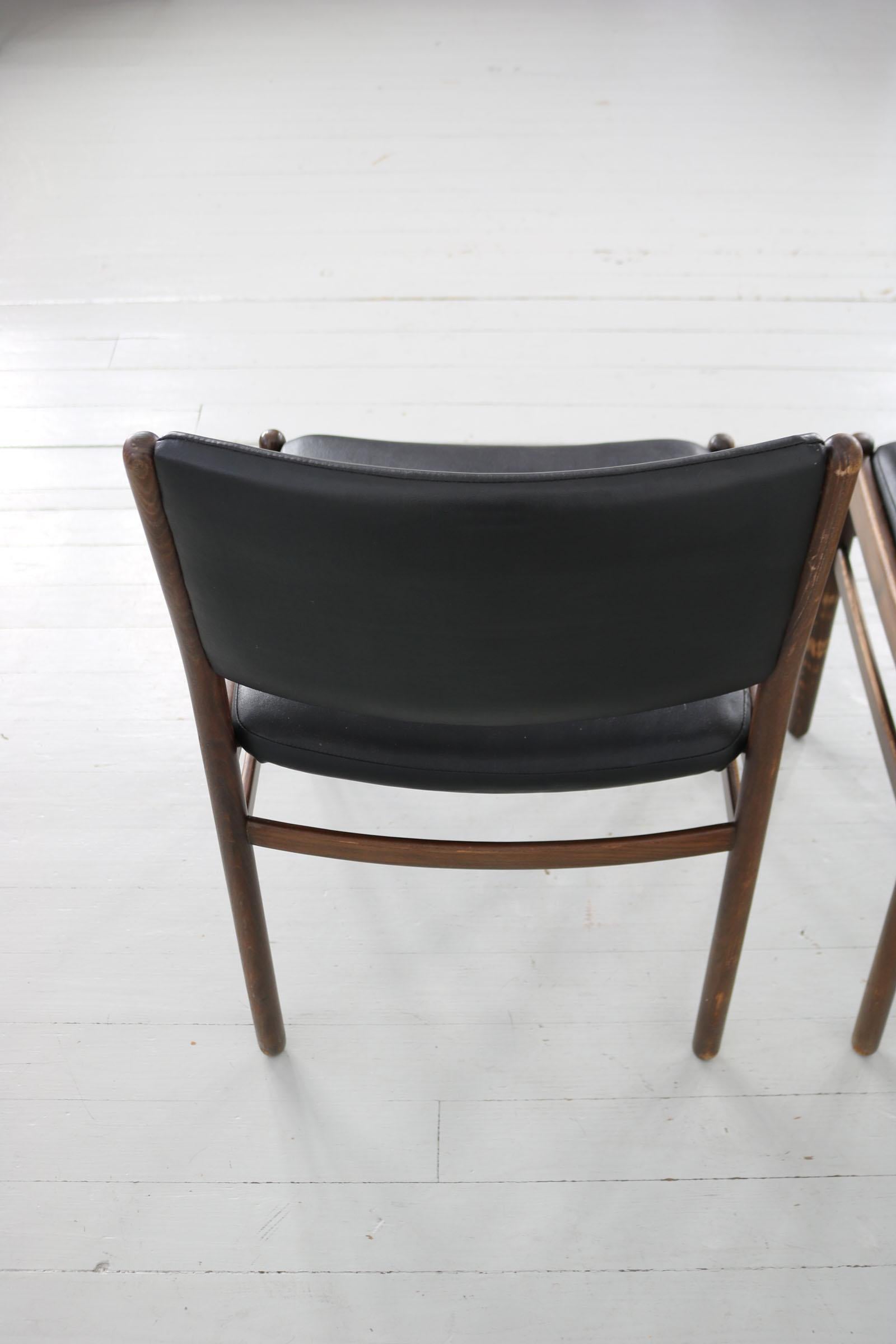 Set aus drei Holzstühlen mit schwarzer Lederpolsterung, Italien, 60er-Jahre im Angebot 8