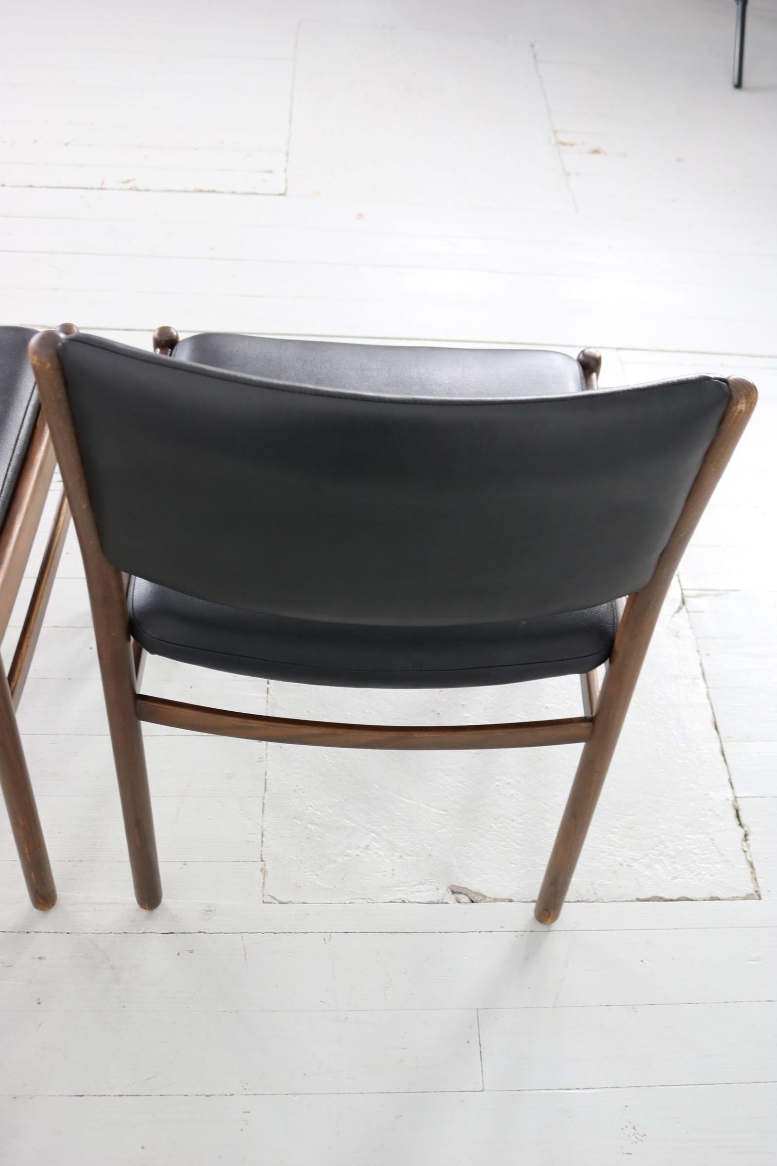 Set aus drei Holzstühlen mit schwarzer Lederpolsterung, Italien, 60er-Jahre im Angebot 10
