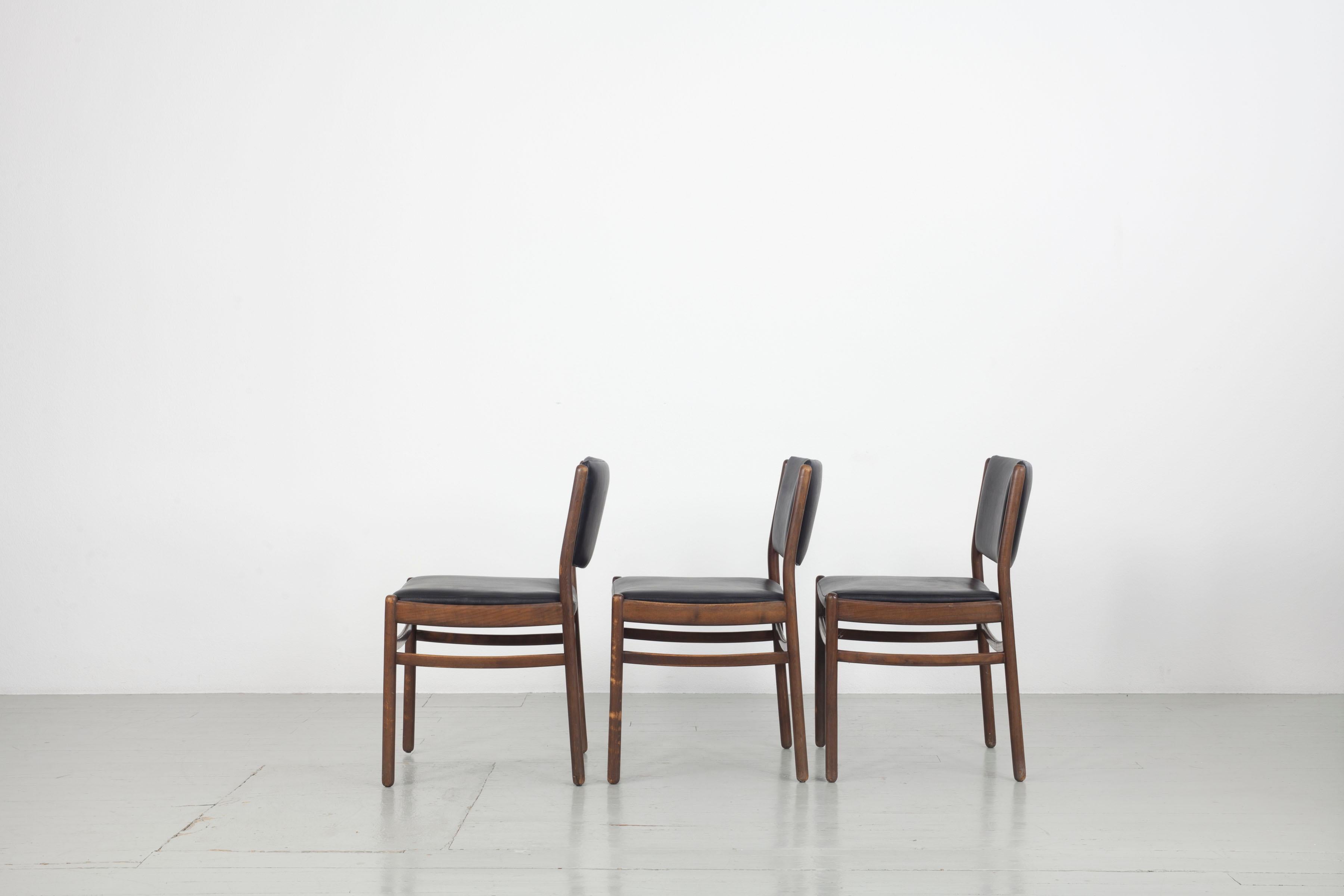 Set aus drei Holzstühlen mit schwarzer Lederpolsterung, Italien, 60er-Jahre (Mitte des 20. Jahrhunderts) im Angebot