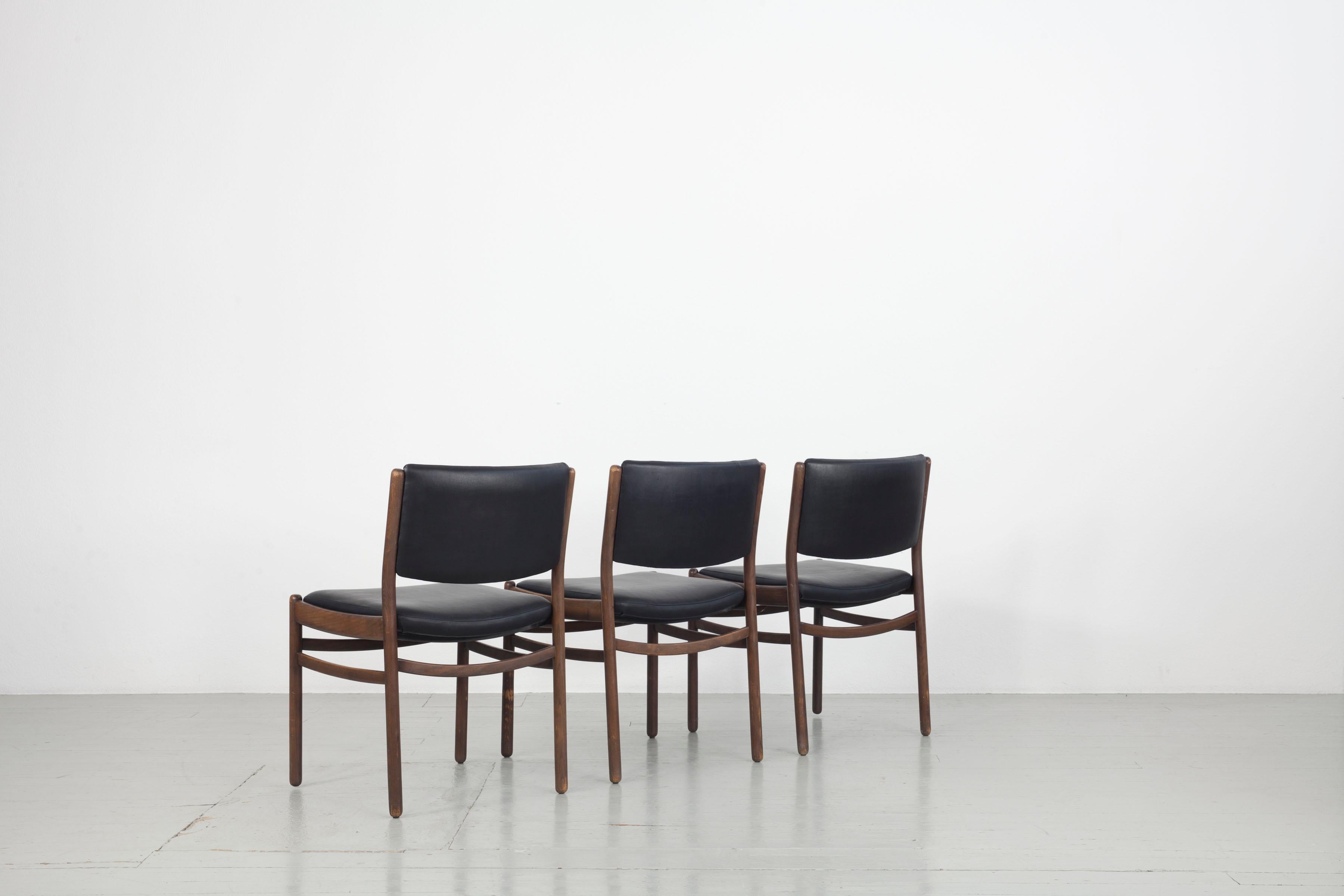 Set aus drei Holzstühlen mit schwarzer Lederpolsterung, Italien, 60er-Jahre im Angebot 1