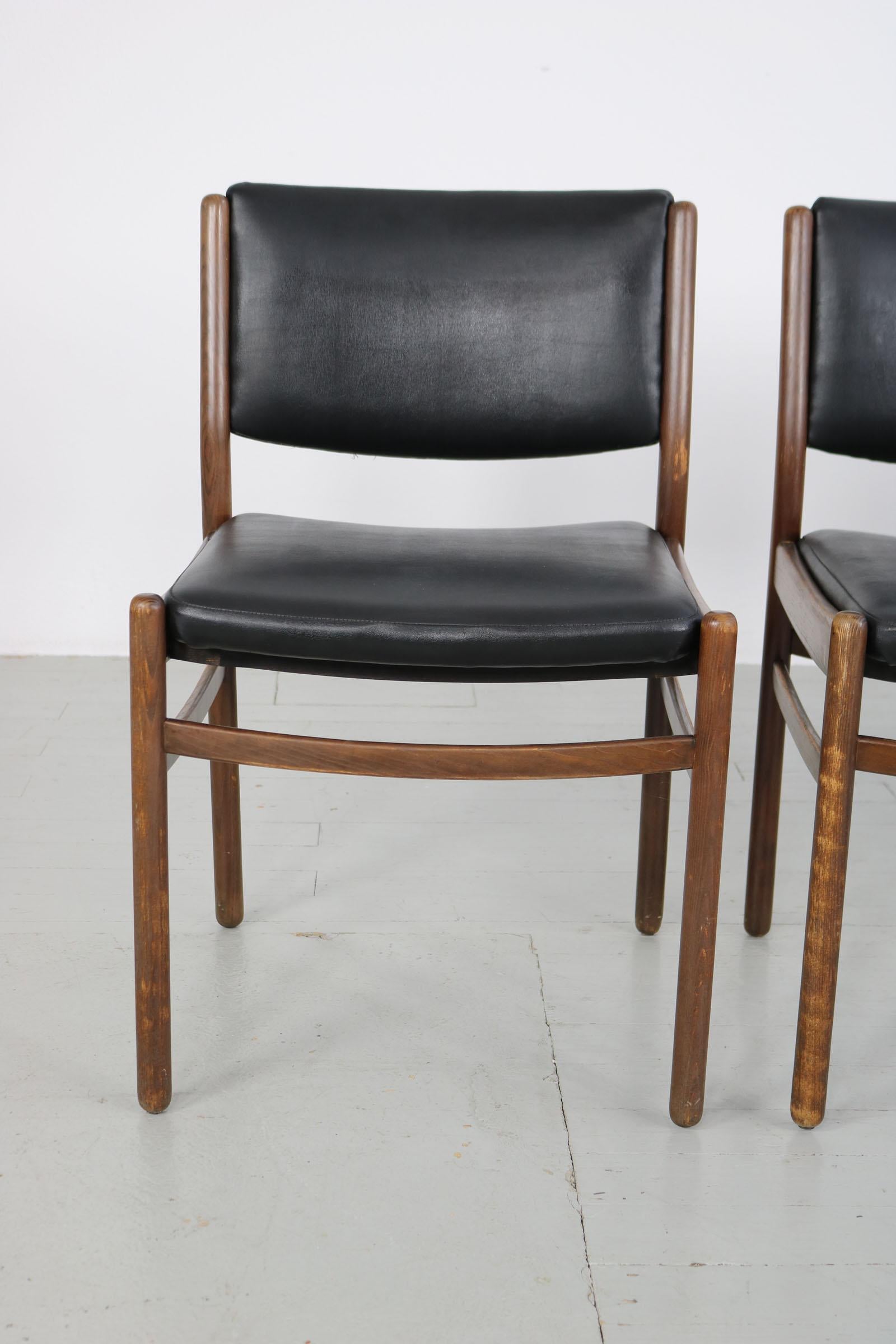 Set aus drei Holzstühlen mit schwarzer Lederpolsterung, Italien, 60er-Jahre im Angebot 2
