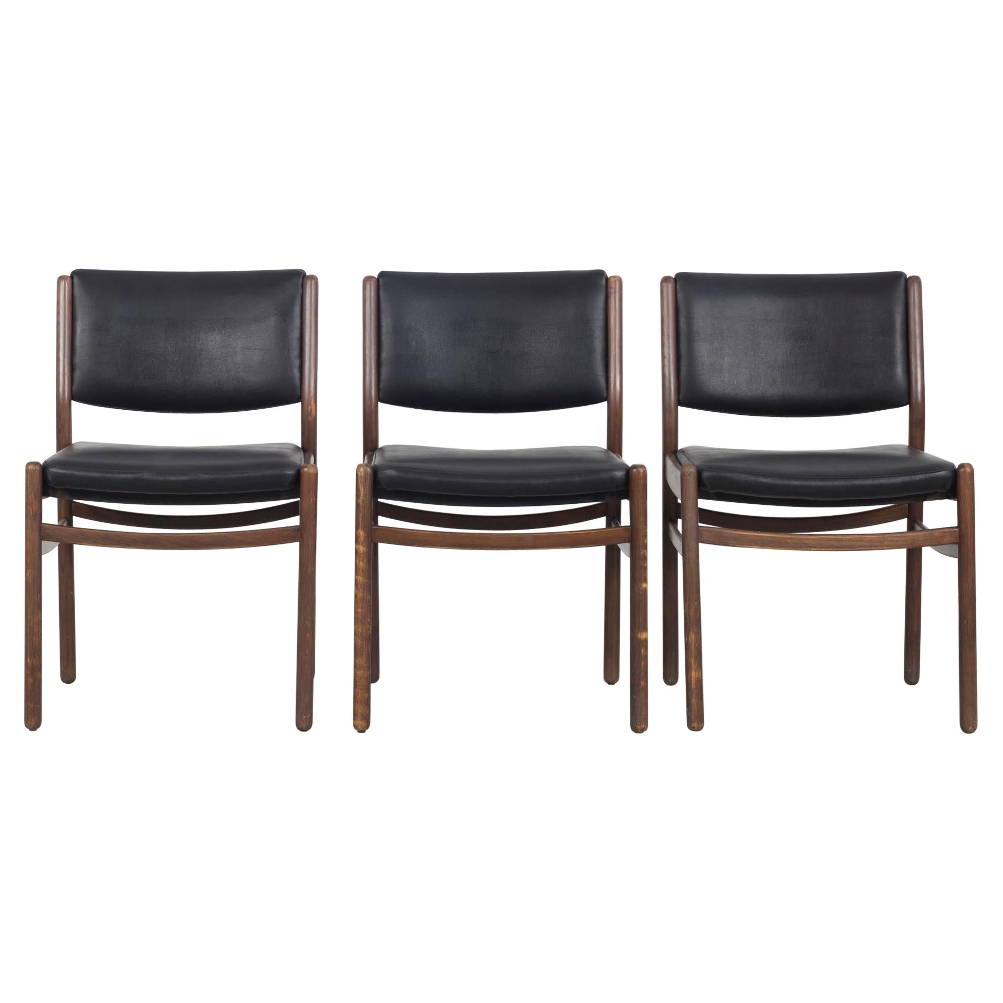 Set di tre sedie in legno con rivestimento in similpelle nera, Italia anni '60 in vendita