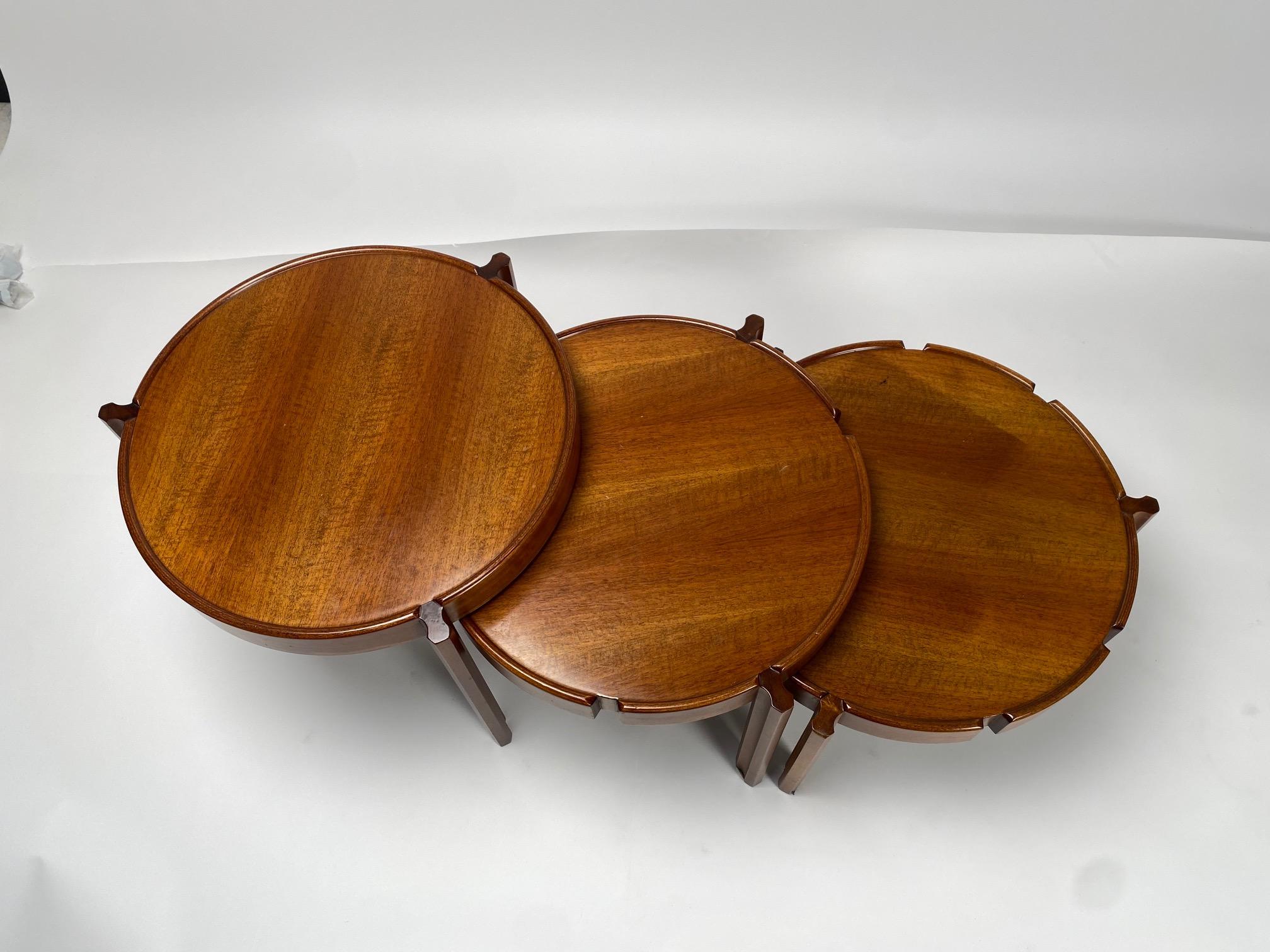 Set aus drei Holz-Stapeltischen, Italien 1950er Jahre im Zustand „Gut“ im Angebot in Argelato, BO