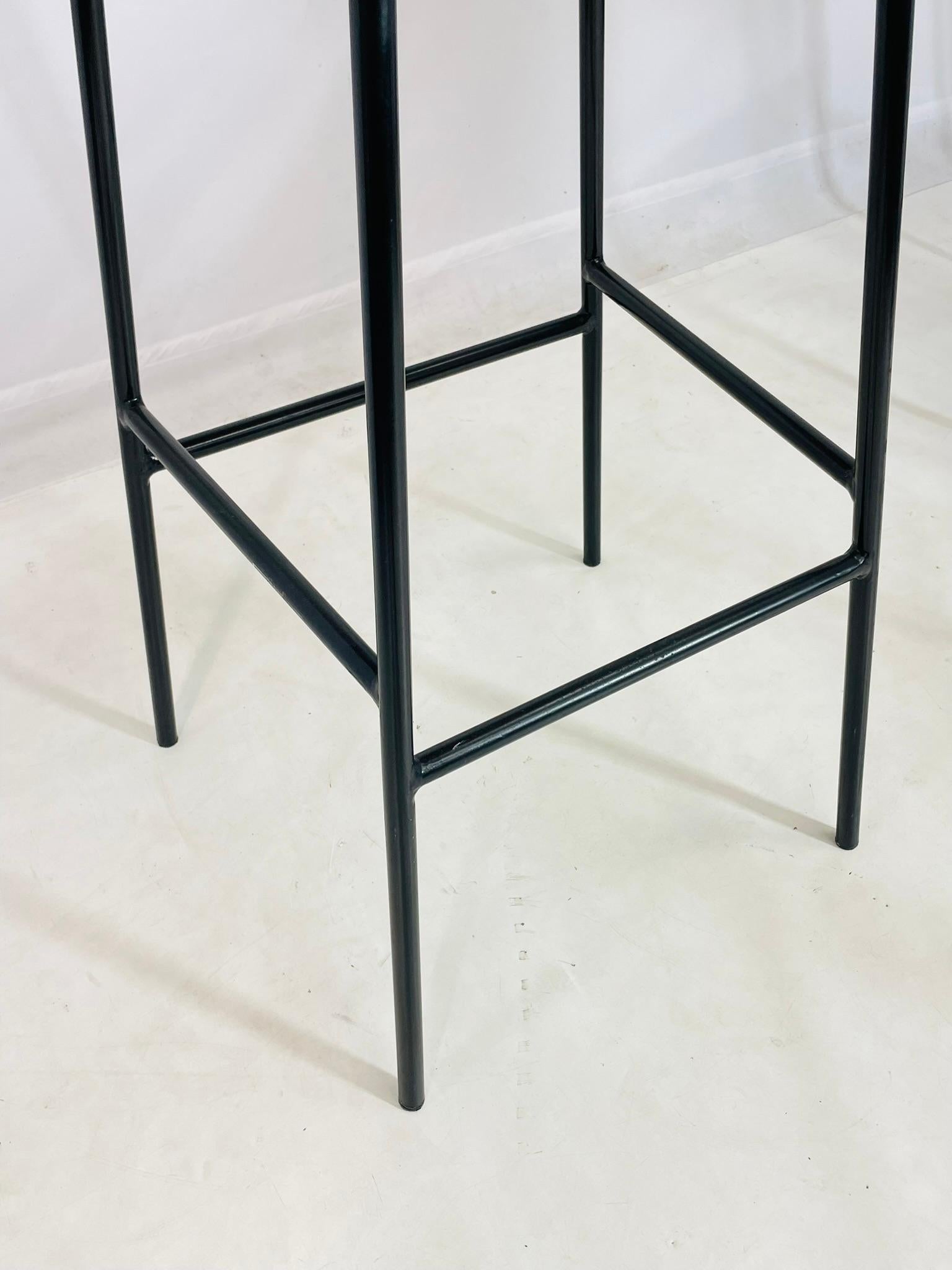 Set aus drei Barhockern mit gewebter Wasserhyazinthe und schwarzem Metallgestell im Angebot 11