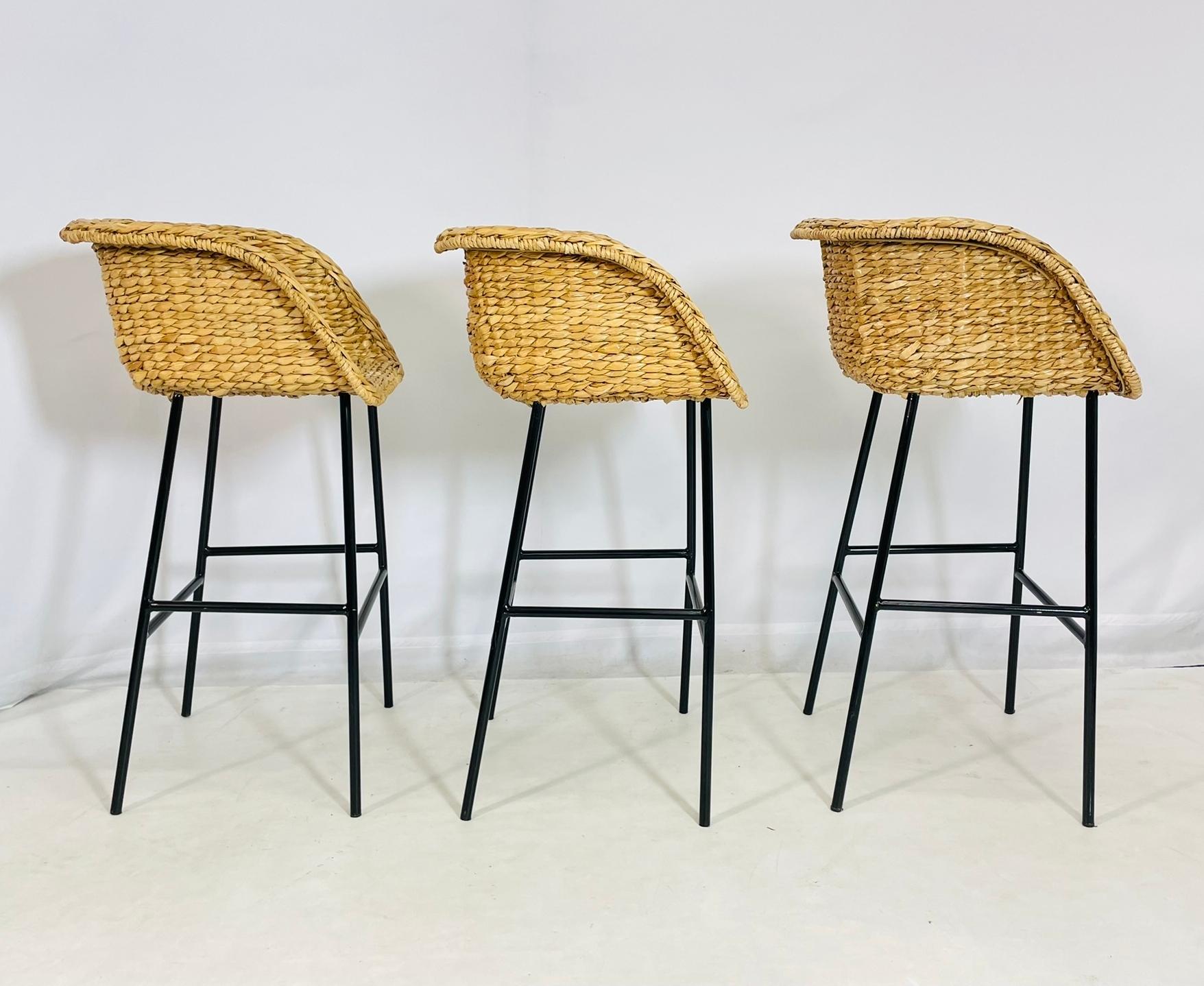 Set aus drei Barhockern mit gewebter Wasserhyazinthe und schwarzem Metallgestell (Moderne der Mitte des Jahrhunderts) im Angebot