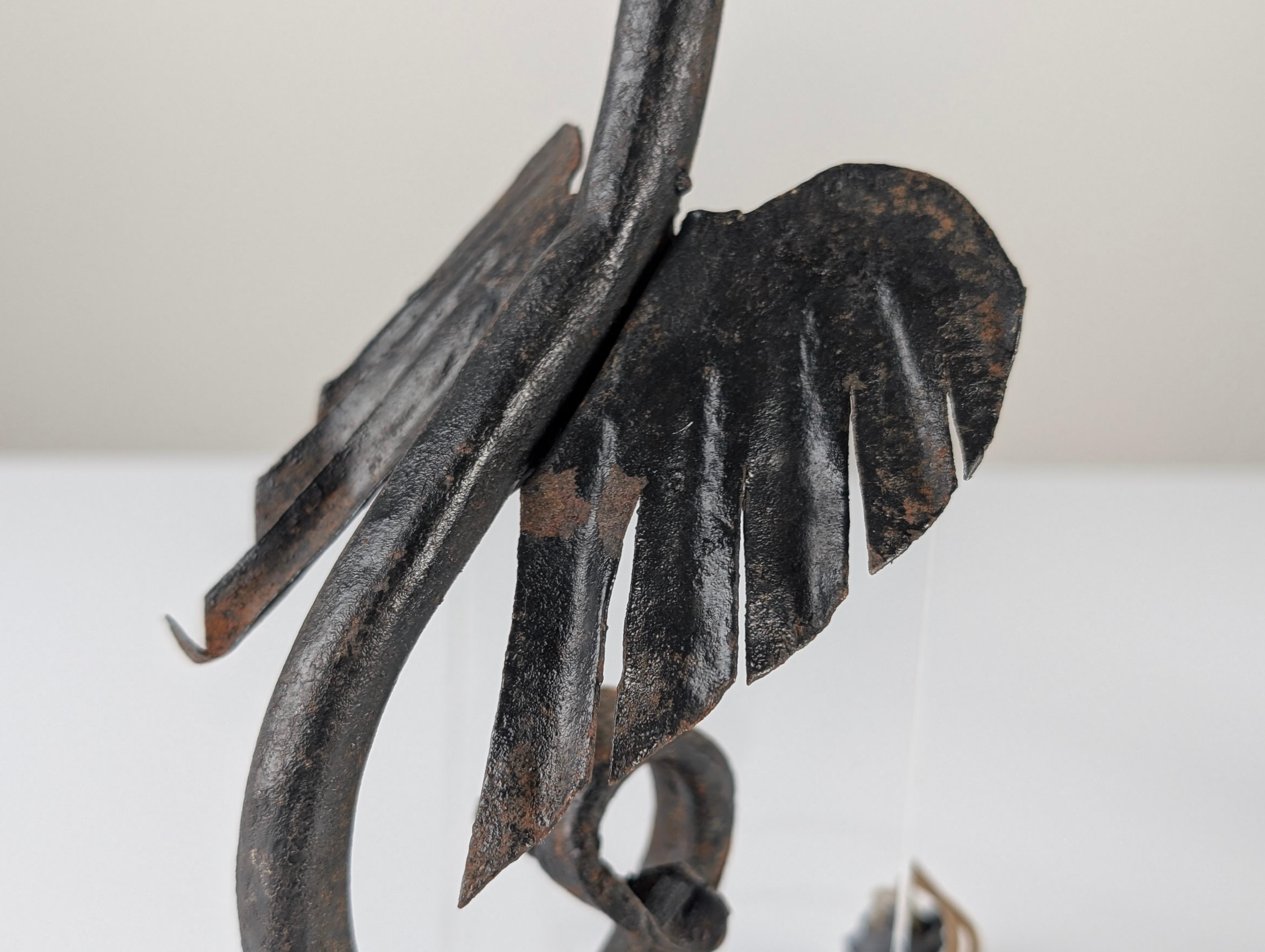 Juego de tres candelabros de hierro forjado con forma de dragón Medieval en venta