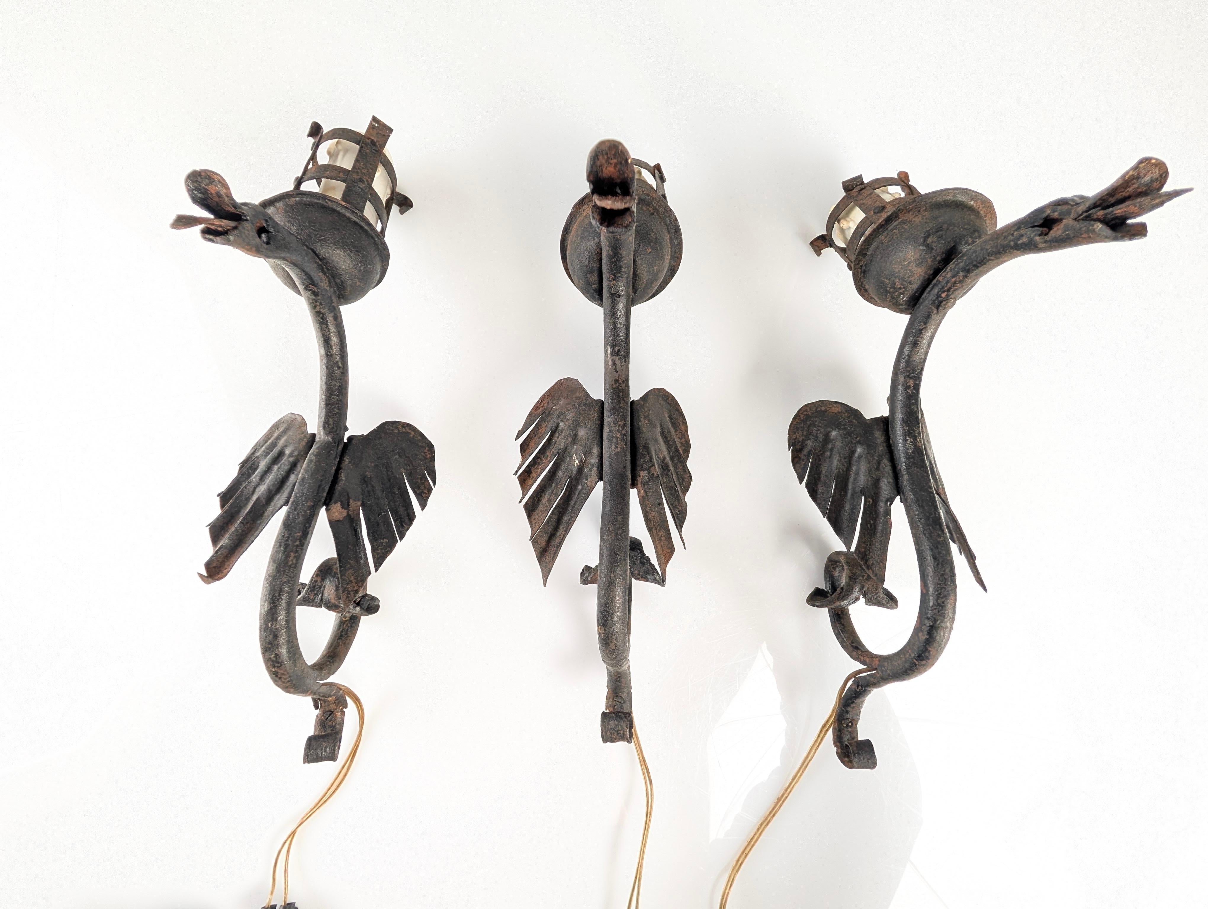 Juego de tres candelabros de hierro forjado con forma de dragón siglo XX en venta