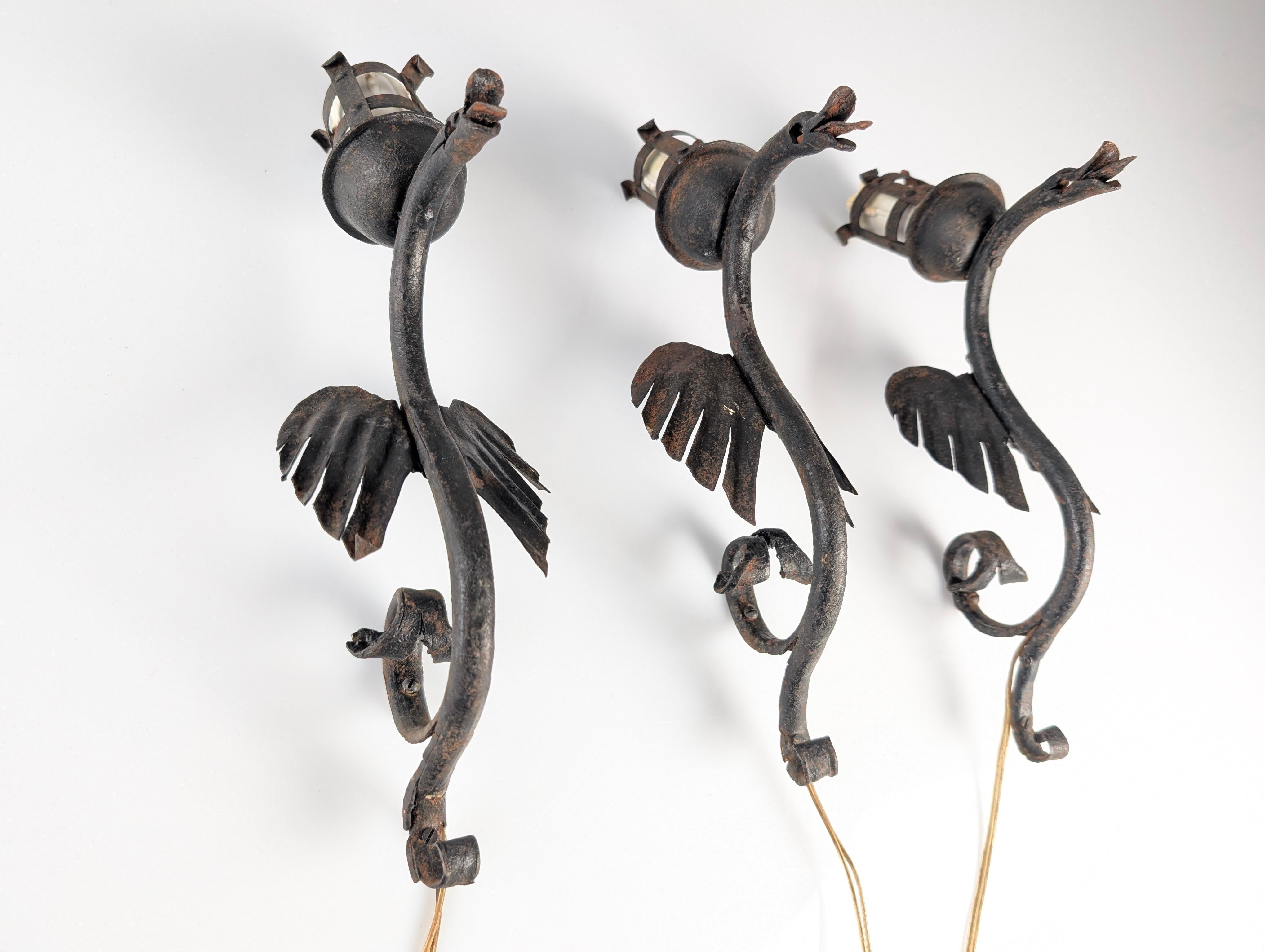 Juego de tres candelabros de hierro forjado con forma de dragón Hierro en venta