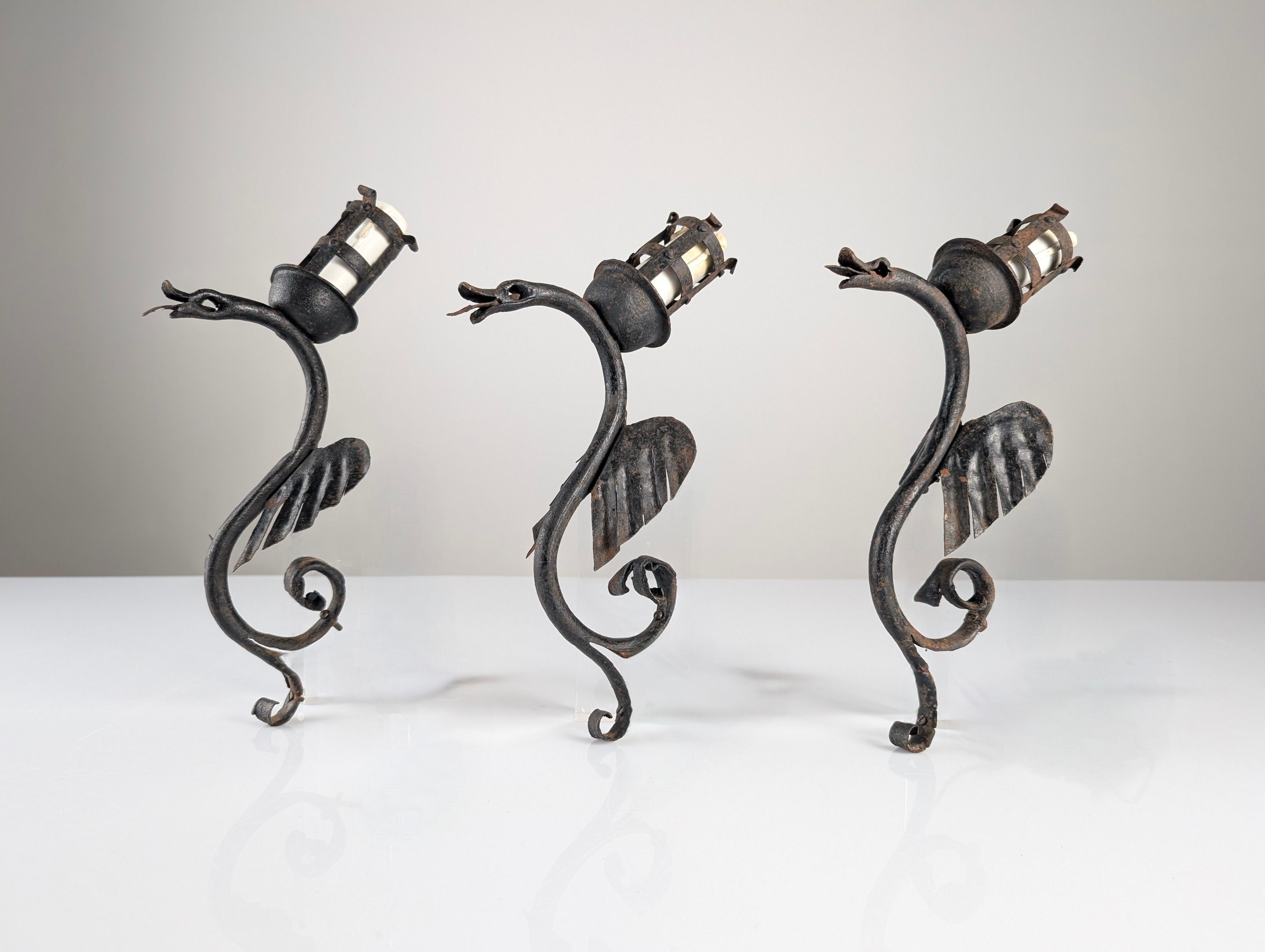 Juego de tres candelabros de hierro forjado con forma de dragón en venta 1