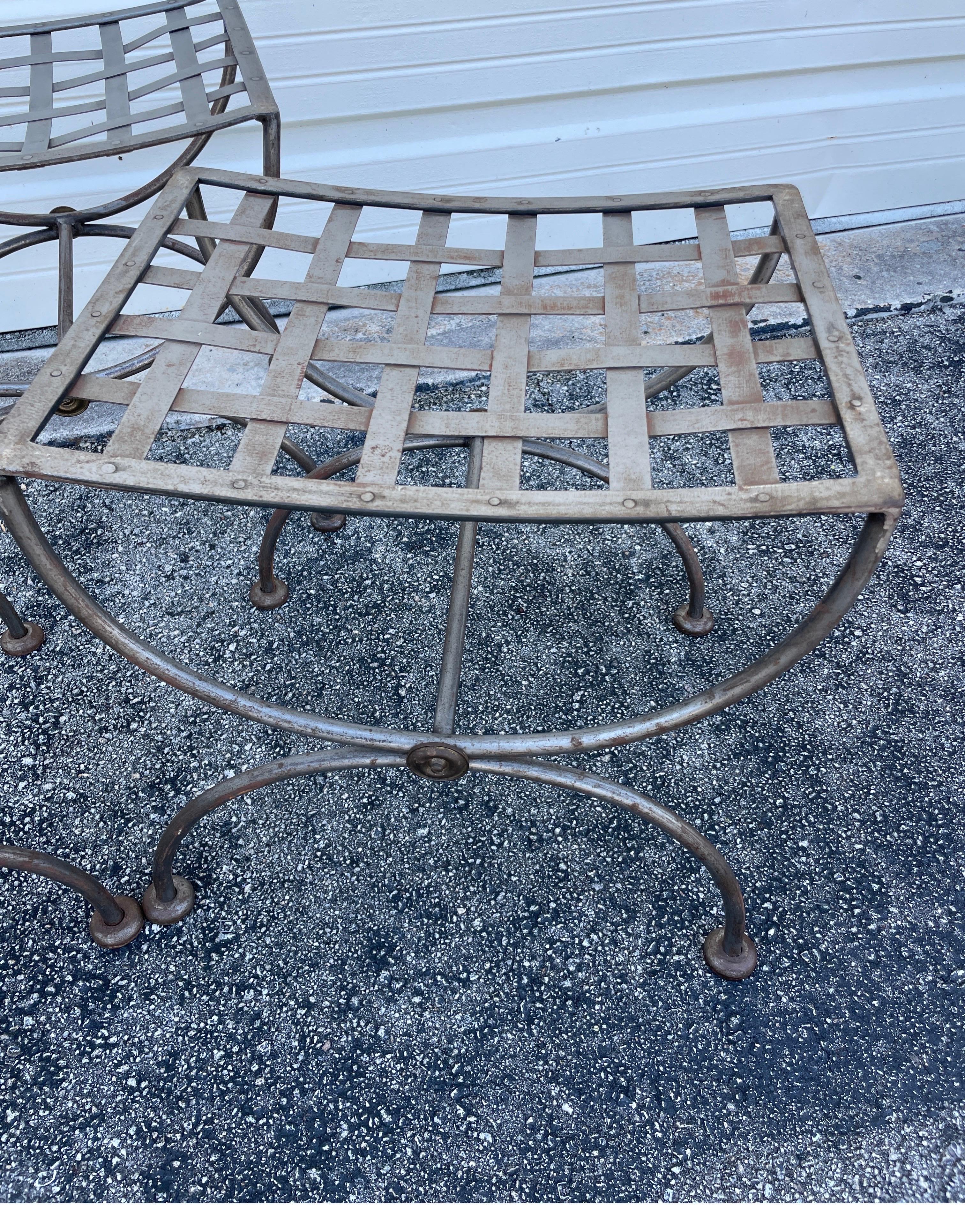 Sgabelli in ferro battuto vintage in stile Curule. È disponibile un set di tre pezzi, ma il prezzo è fissato singolarmente.