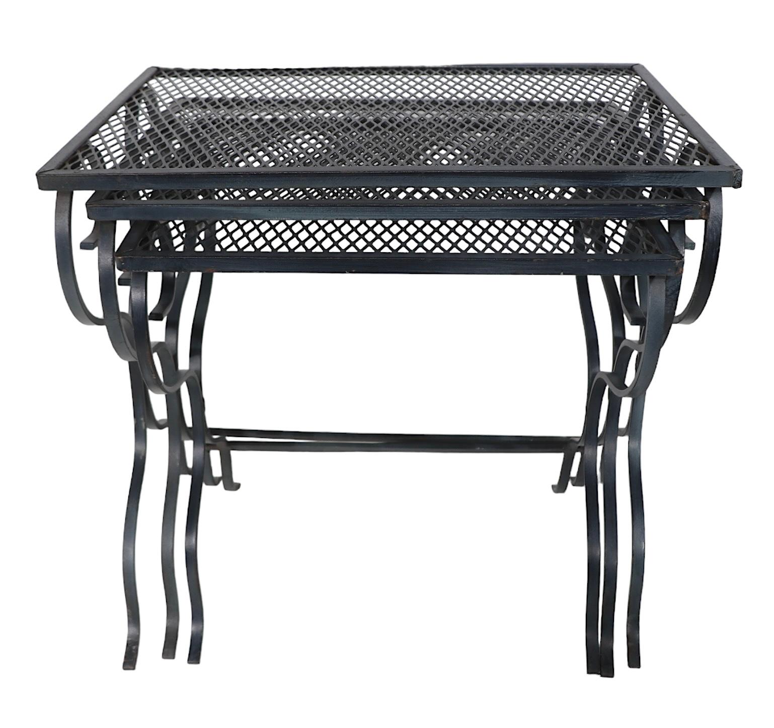 Set of Three Wrought Iron Nesting Garden Patio Poolside Tables att. to Woodard  In Good Condition For Sale In New York, NY