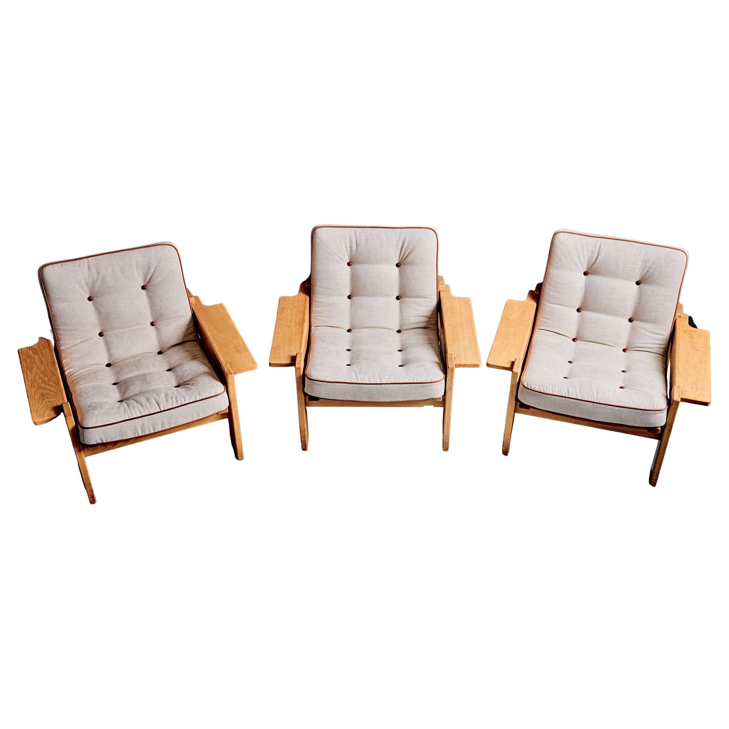 Ensemble de trois chaises longues de Yngve Ekström pour Swedese, années 1960. Les sièges ont été nouvellement recouverts de mousse froide, avec des passepoils et des boutons en cuir. Les cadres en chêne présentent une belle patine naturelle. Chaque