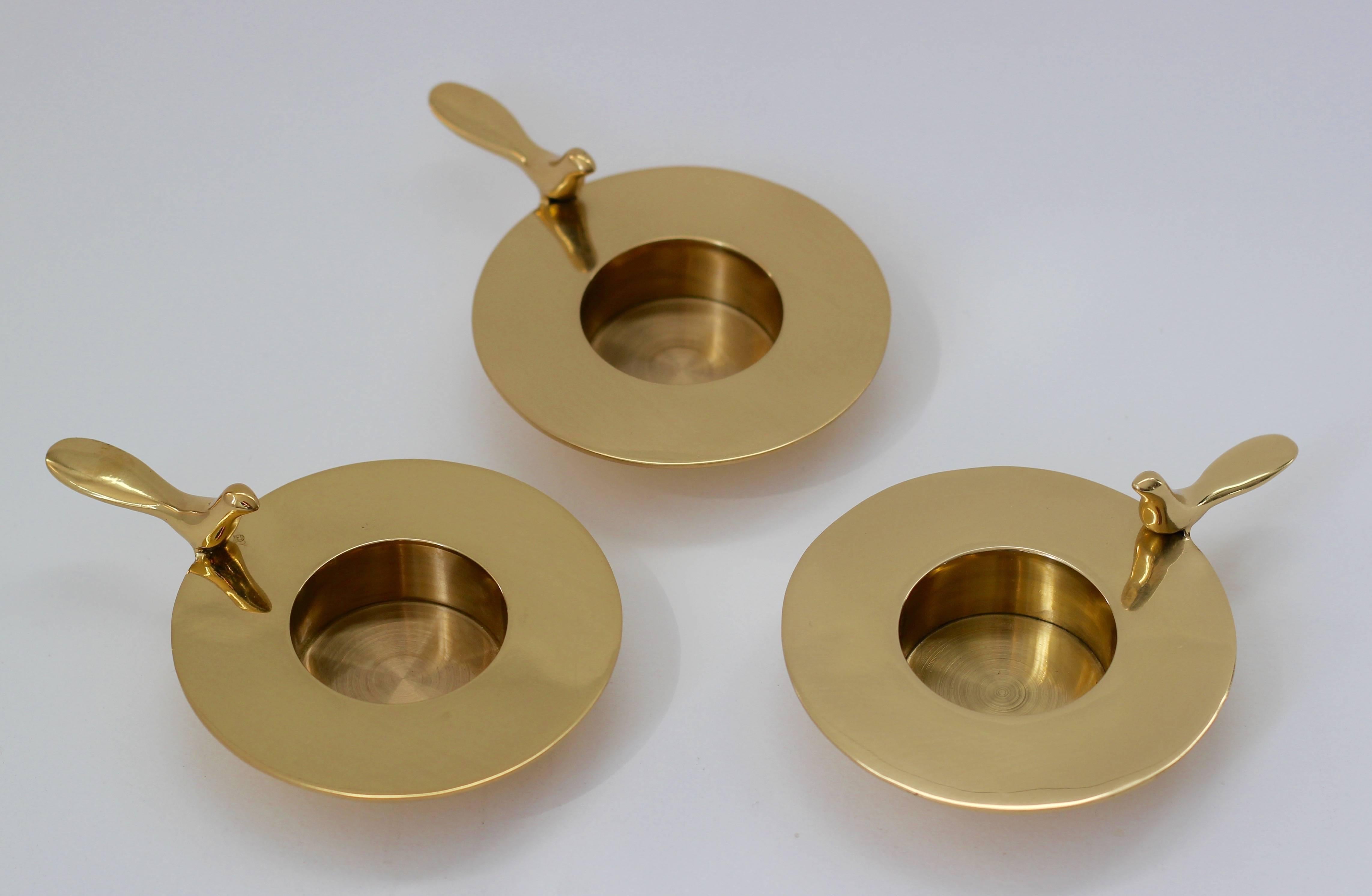 Set of Three, One Bird Brass Tea Light Wide Candle-holders In New Condition For Sale In London, GB
