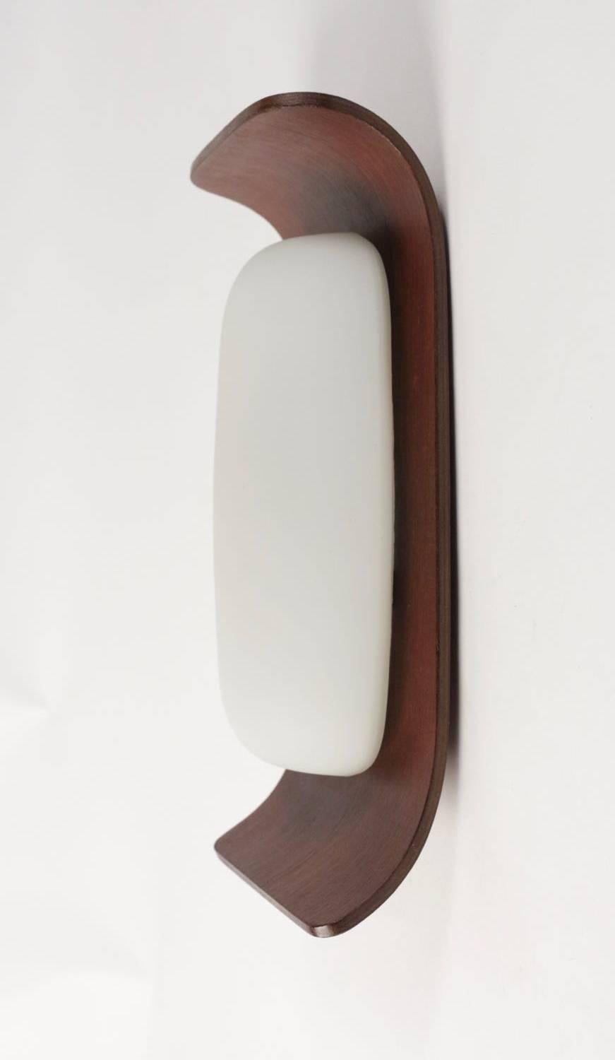 
A single sconce and a double sconce.
The sconces are made of a thermoformed teak plate.
In the center of each teak plate are positioned the original oblong opalines white satin.
Single wall lamp 1 bulb
Double wall lamp 2 bulbs

Double sconce