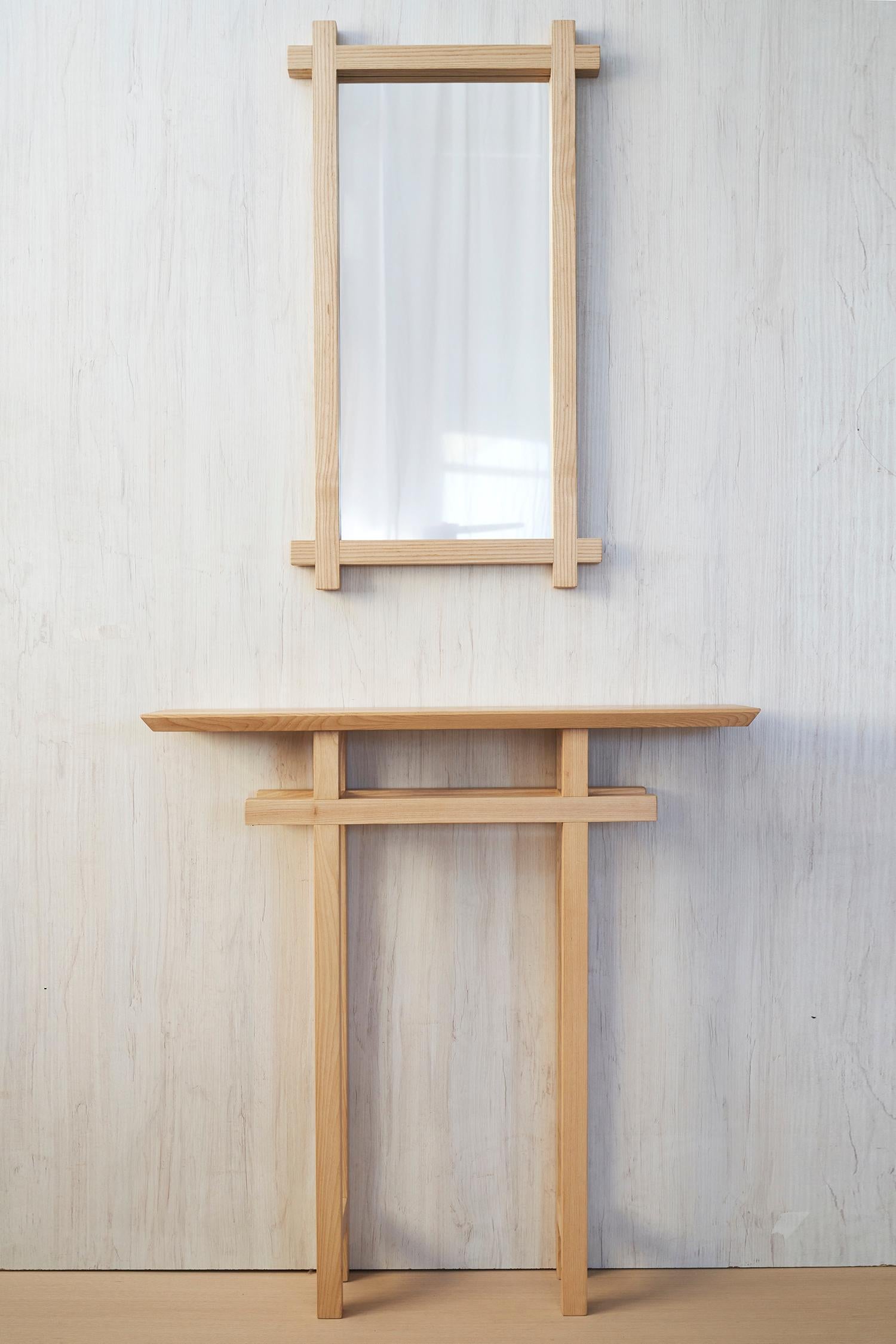 Konsole und Spiegel Tori 2 von Jean-Baptiste Van Den Heede
Einzigartiges Stück
Abmessungen: B 82 x T 20 x H 84 cm
Spiegel: T 4 x 80 x H 80 cm
MATERIALIEN: Holz.

Die Konsole 