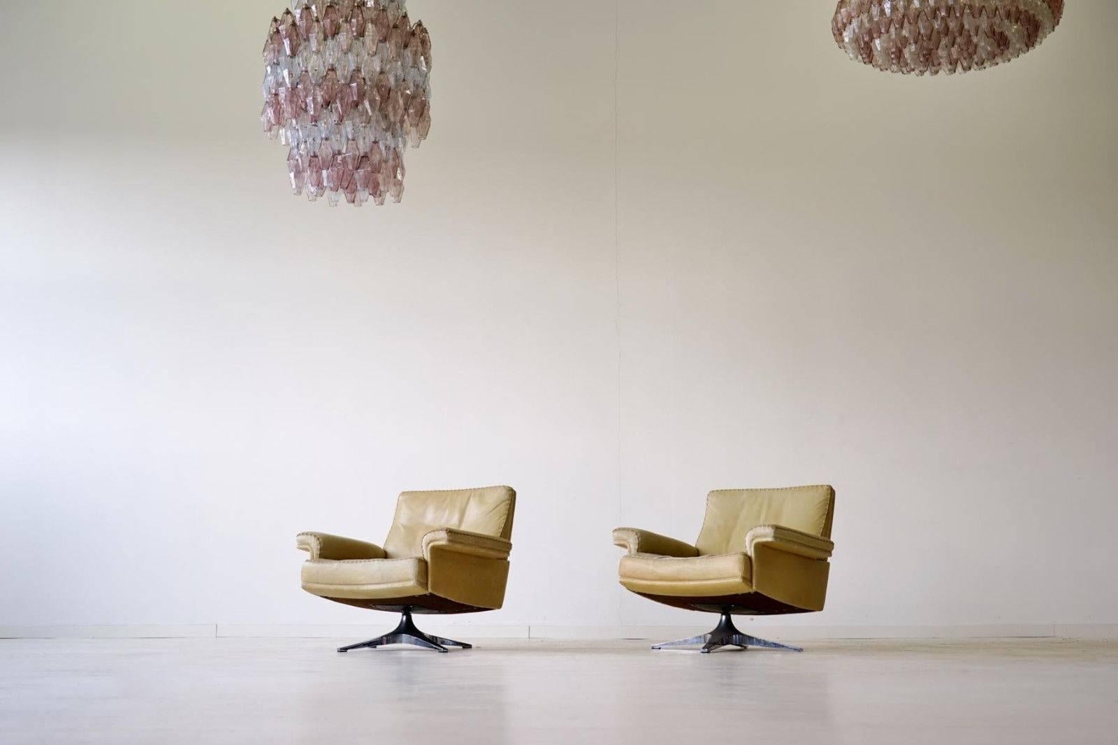 Set aus zwei DS 35 Ledersessel von De Sede Loungesessel drehbar
Zwei De Sede DS 31 Sessel. Nackenleder in Hellbraun. Gebraucht, aber in einem sehr guten Zustand, mit der alterstypischen Patina auf dem Leder. Die Sessel sind drehbar. Die Modellreihe