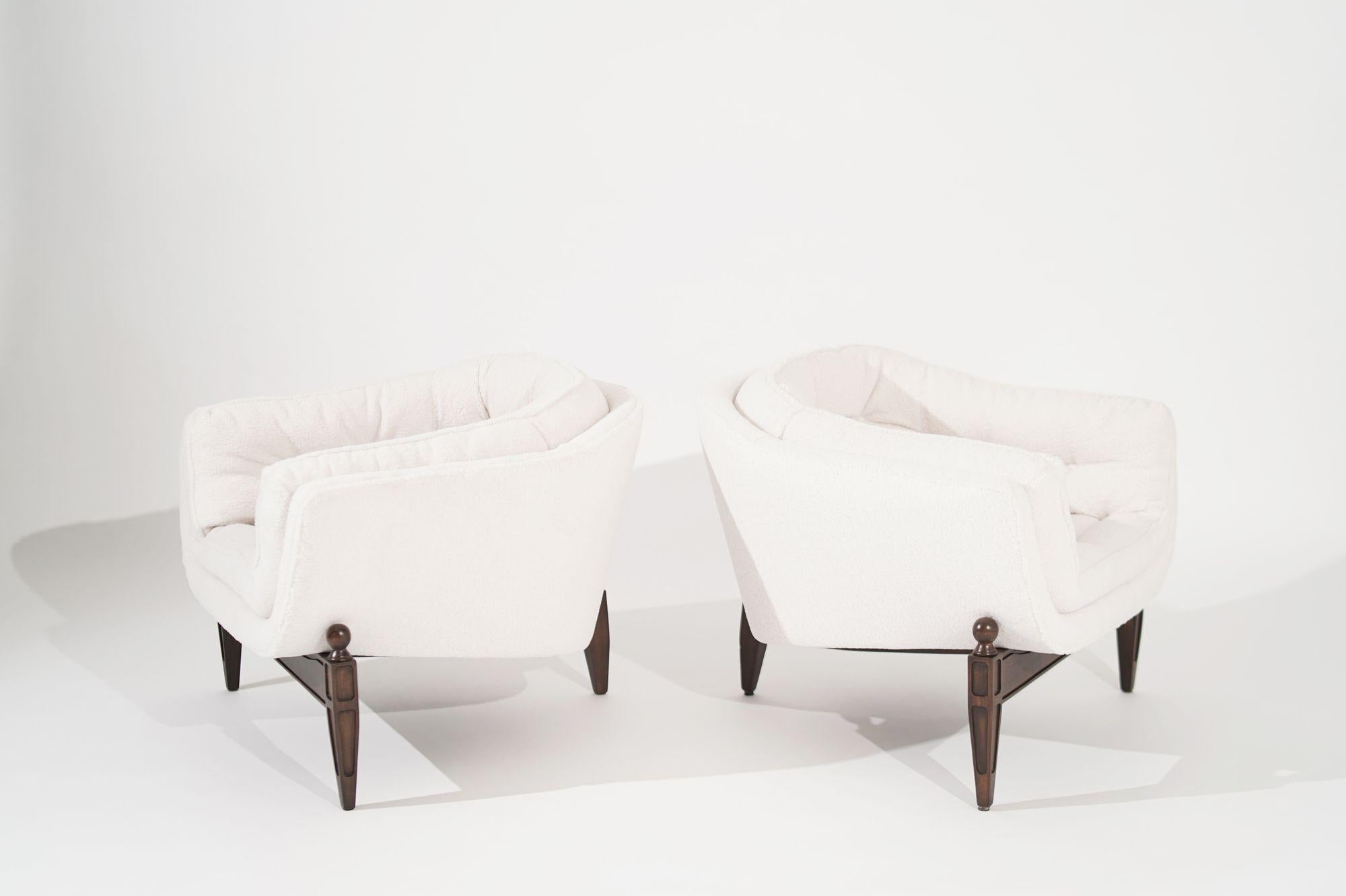 Mid-Century Modern Set of Transitional Tripod Lounge Chairs in Wool, circa 1950s For Sale