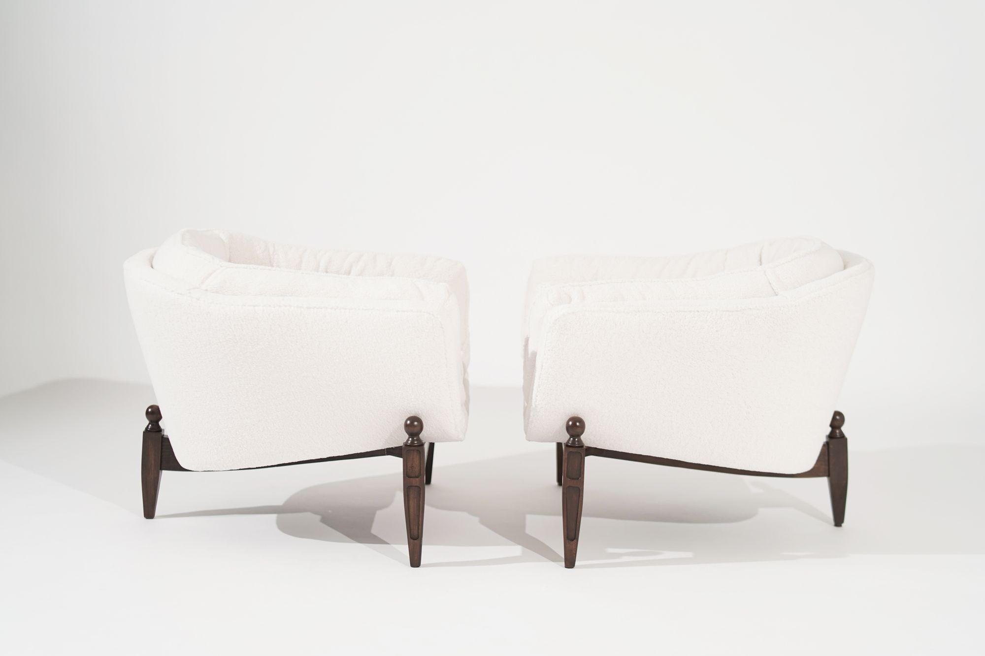 Set of Transitional Tripod Lounge Chairs in Wool, circa 1950s For Sale 1