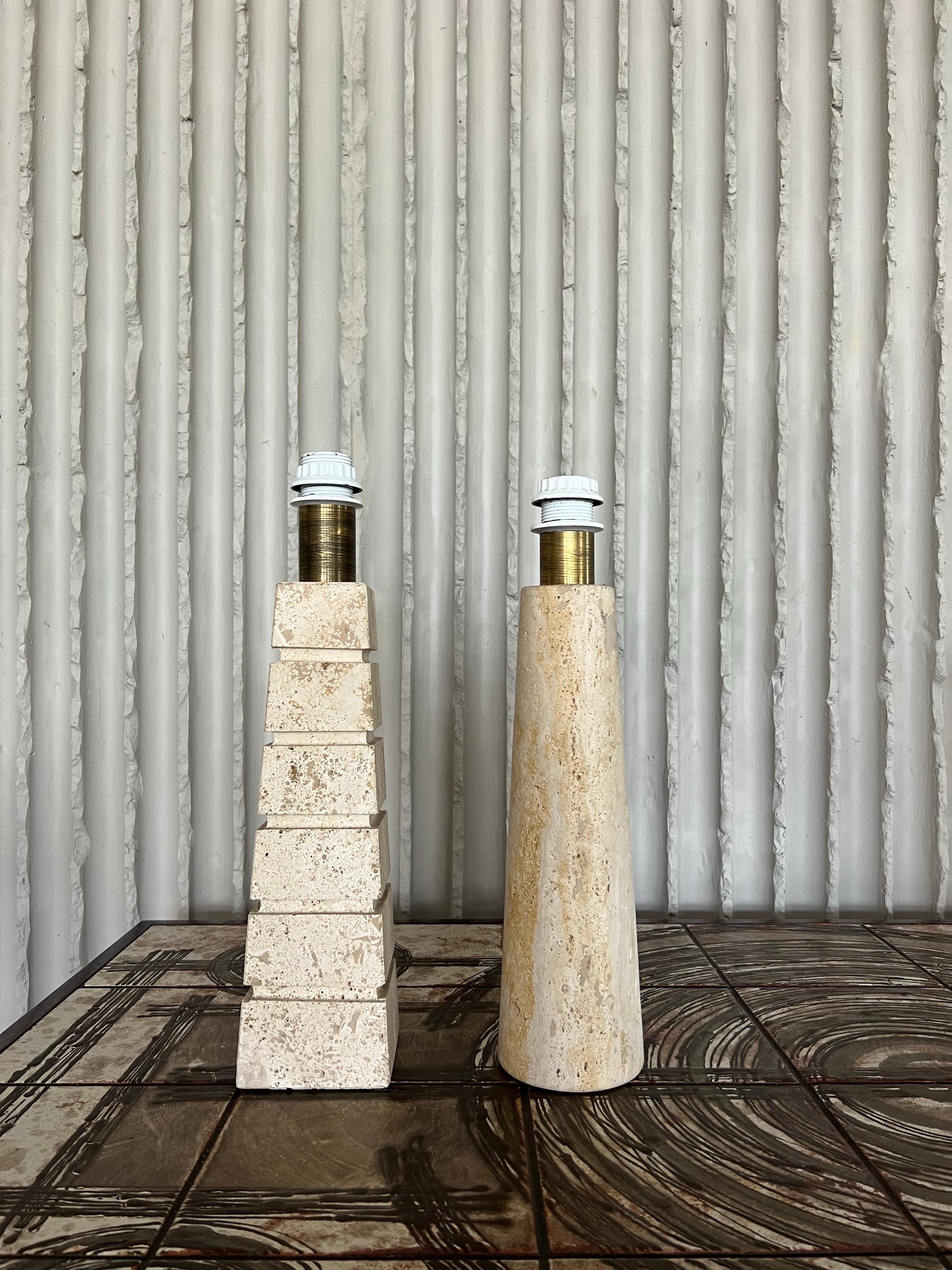Mid-Century Modern Ensemble de lampes de table en travertin en vente