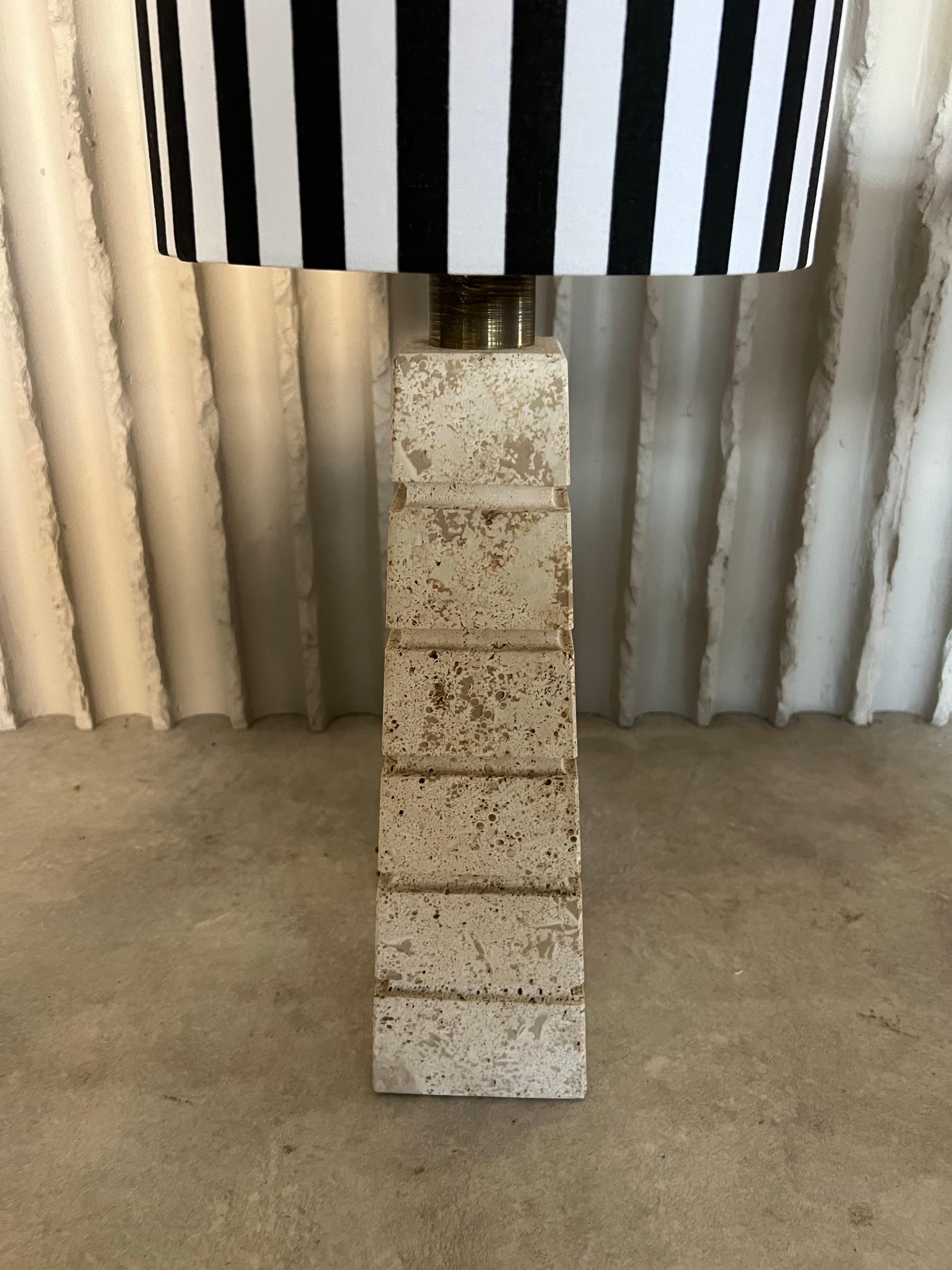 italien Ensemble de lampes de table en travertin en vente