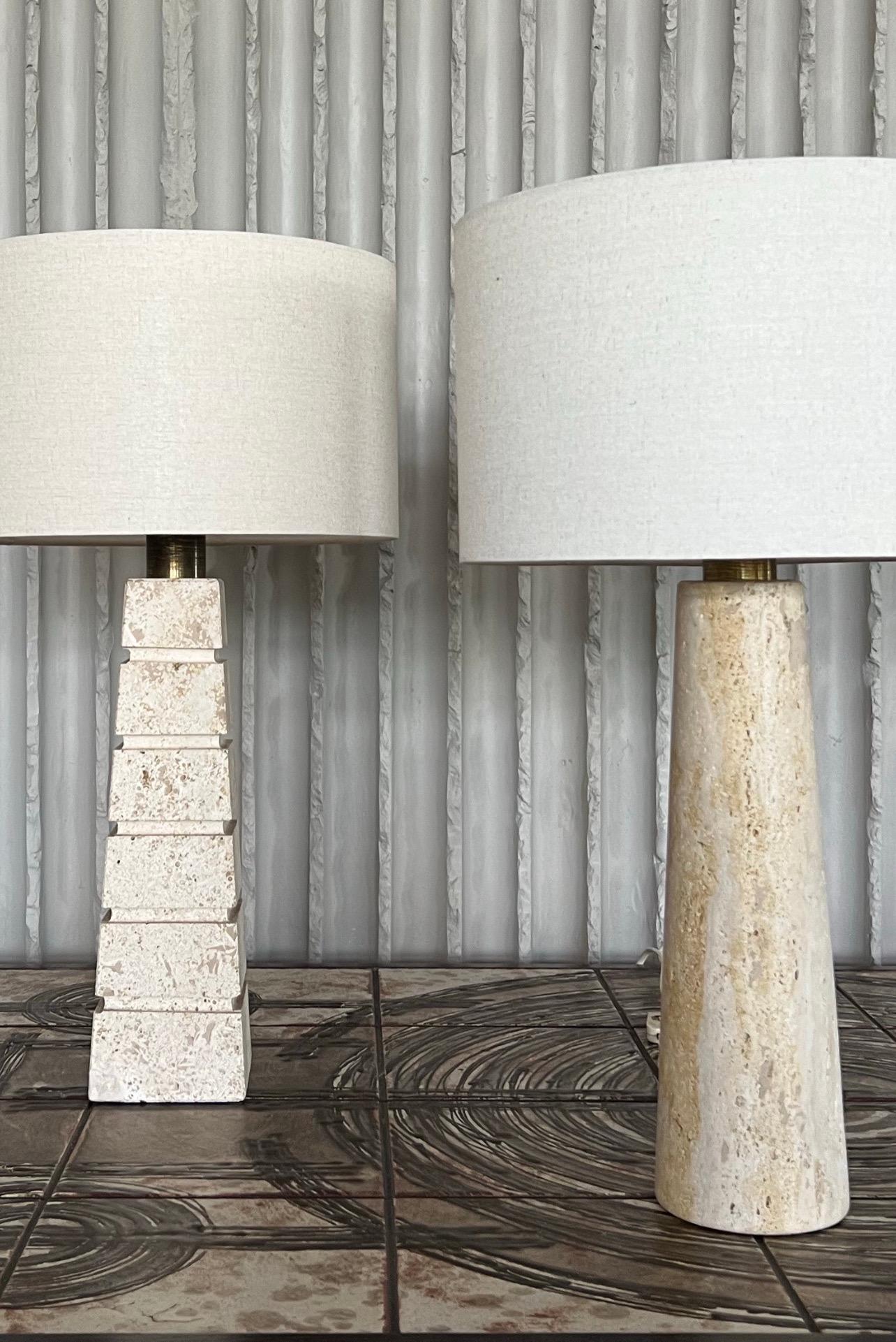 Milieu du XXe siècle Ensemble de lampes de table en travertin en vente