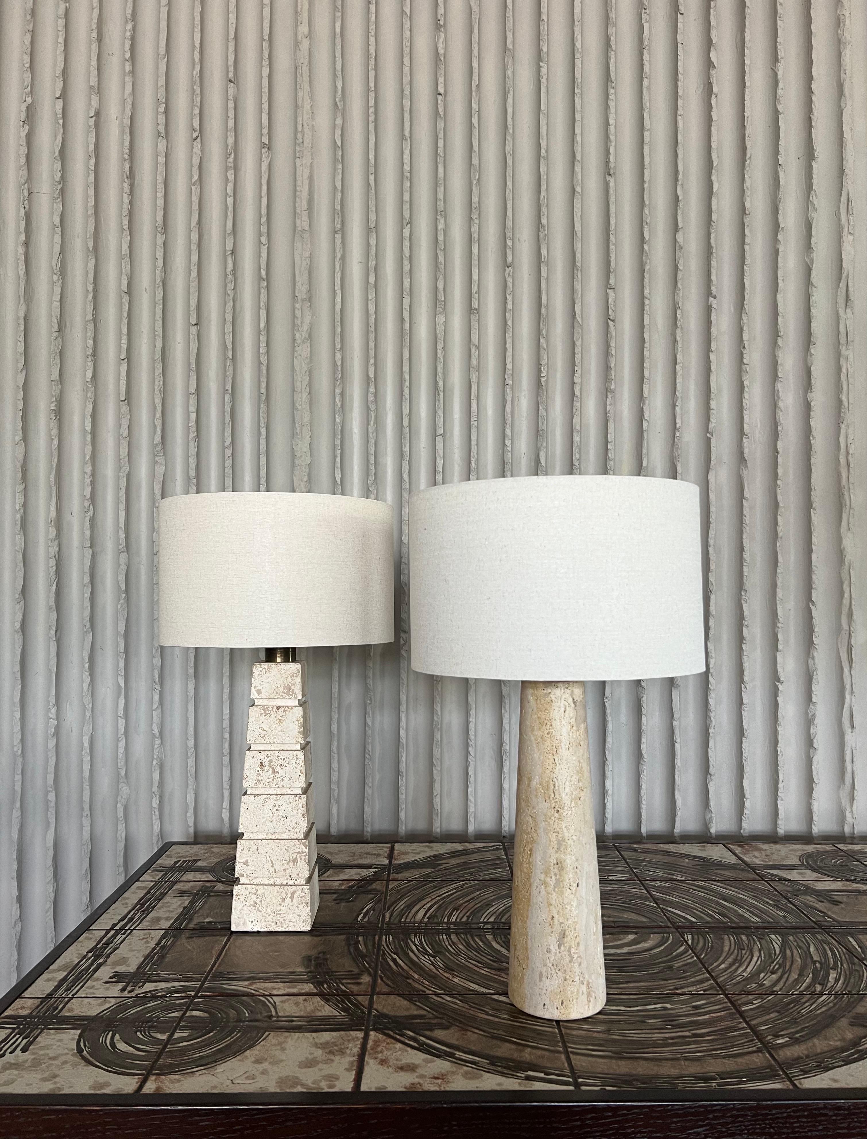 Travertin Ensemble de lampes de table en travertin en vente