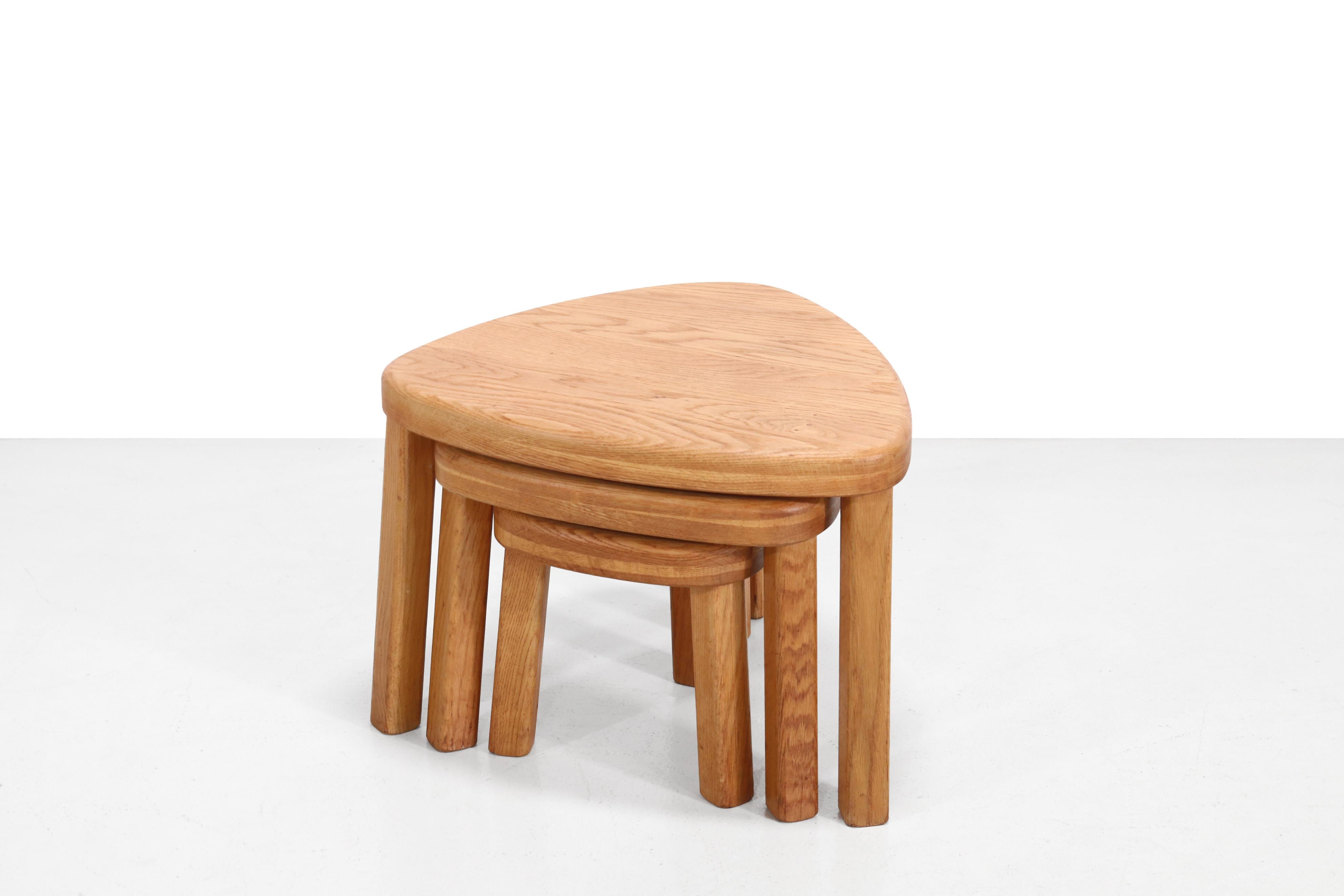 Bel ensemble de trois tables en chêne massif de forme triangulaire. Cet ensemble Brutalist peut être commodément glissé l'un sous l'autre afin de ne pas prendre trop de place. Ils peuvent également être placés en groupe pour faire office de table