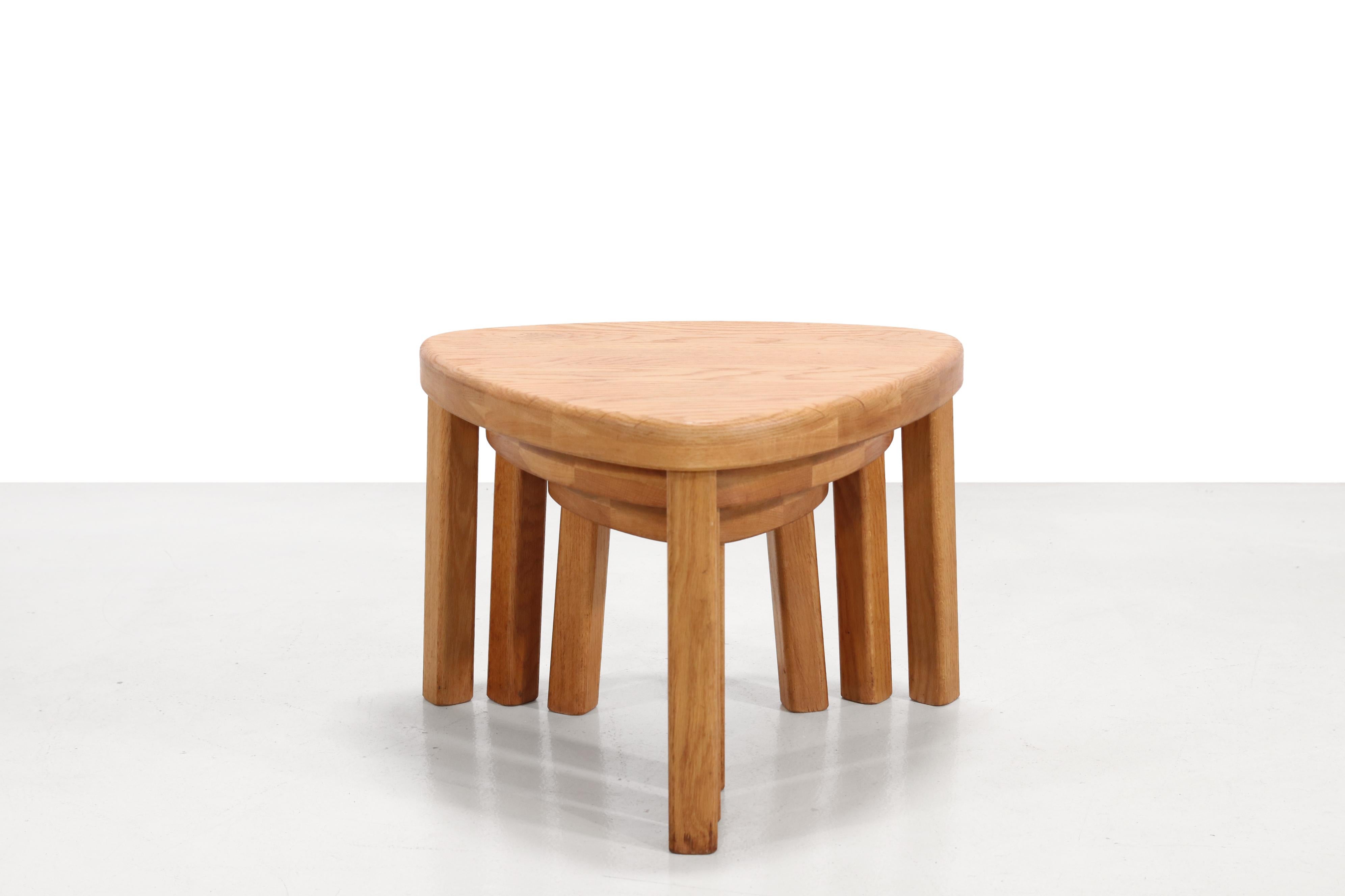 Brutalisme Ensemble de tables d'appoint triangulaires en Oak Brutalist dans le style de Pierre Chapo en vente